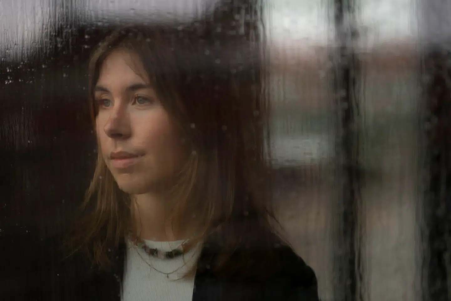 25 årige Anna Løfqvist er migrænepatient. I de værste perioder har hun 25 anfald om måneden. Hun ved aldrig, hvornår de stopper. De kan vare op til 30 timer.