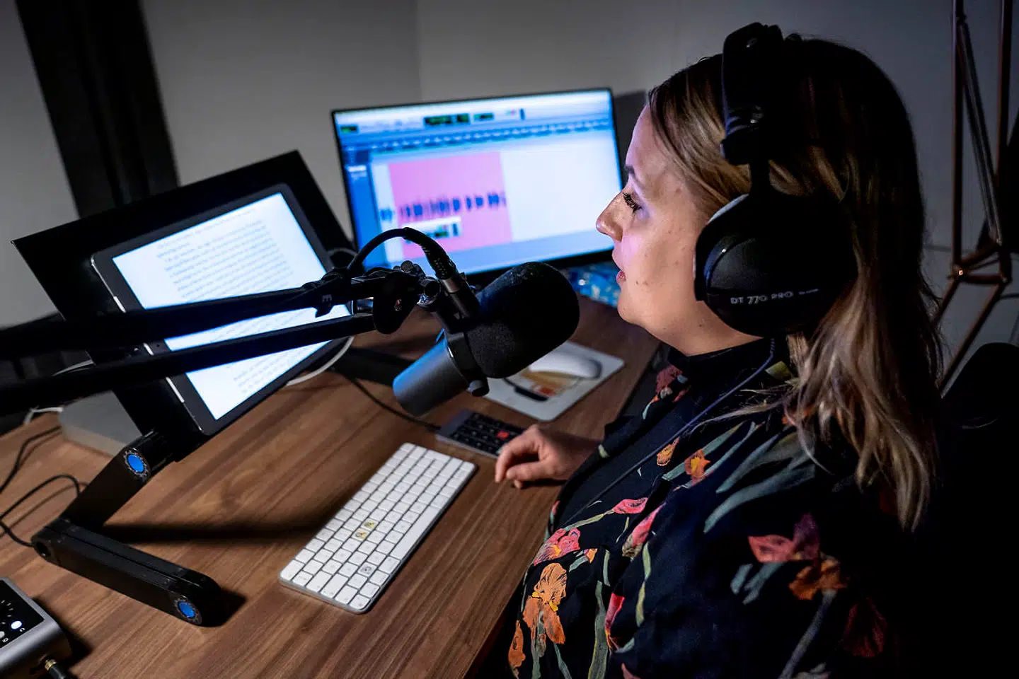 Mathilde Eusebius er en af de populære indlæsere, og i 2020 fik hun Mofibo lydbogspris for ungdomsromaner. Her er hun på arbejde i lydstudiet Selvlyds lokaler på Frederiksberg.