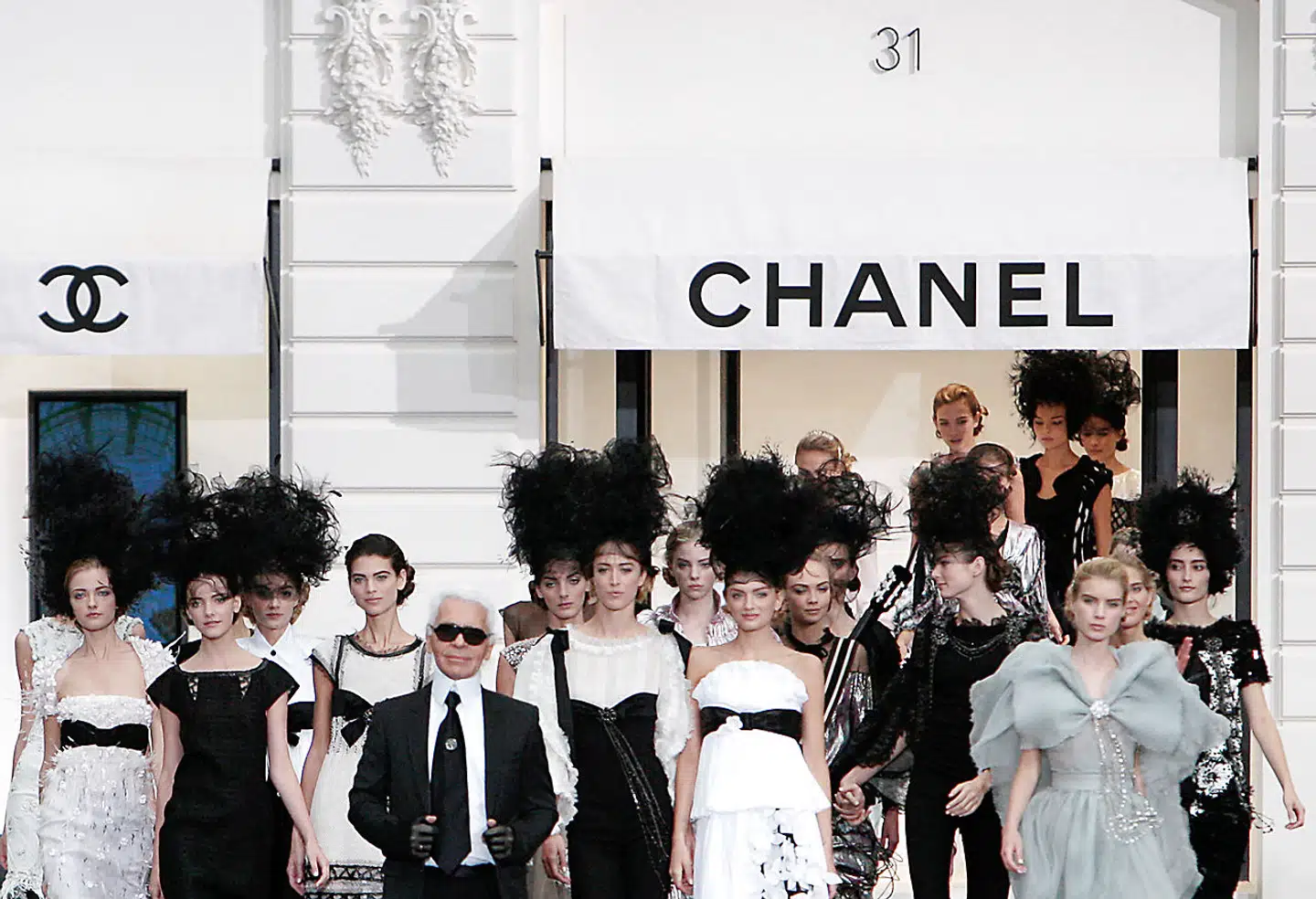 Den nu afdøde designer Karl Lagerfeld under et Chanel-modeshow. Det ikoniske modehus er kommet i modvind blandt russiske influencere.