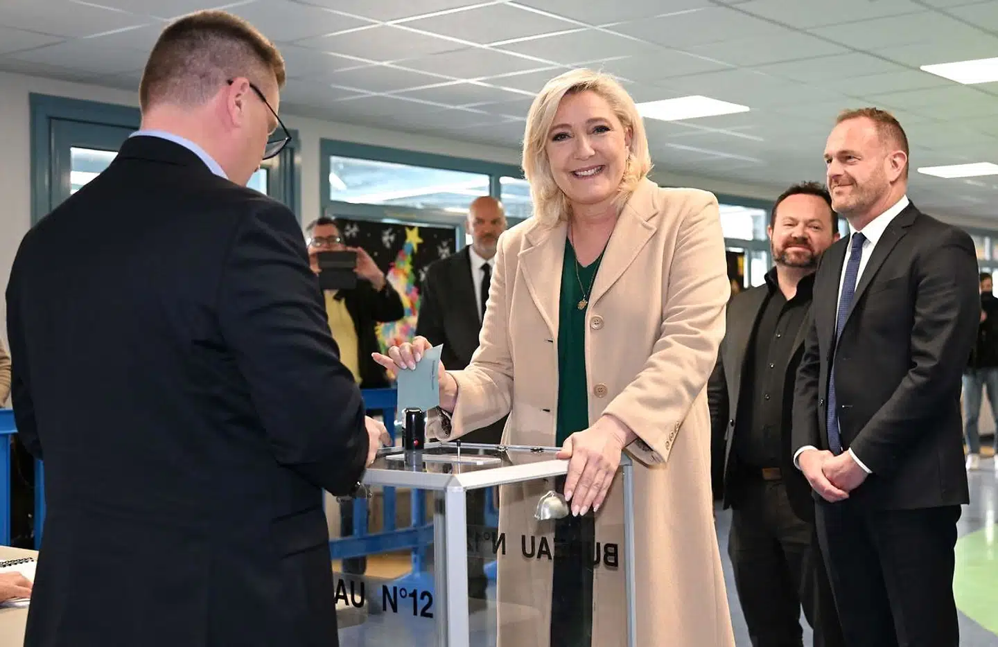 Marine Le Pen stemmer i den nordfranske mineby Hénin-Beaumont, som hun også repræsenterer i Nationalforsamlingen. Den højrenationale kandidat er ifølge meningsmålingerne tættere på magten end nogensinde.