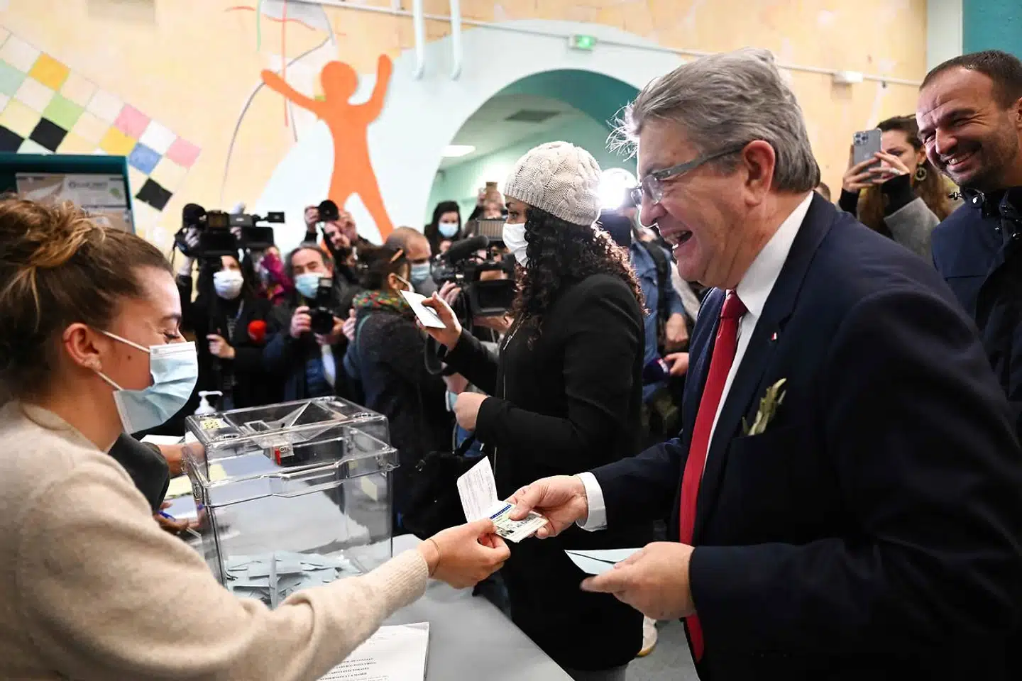 Præsidentvalgets tredje mand, Jean-Luc Mélenchon, stemmer i Marseille. Lederen af det rødgrønne parti Le France Insoumise er outsider til en plads i anden runde. Holder meningsmålingerne, bliver det afgørende, om han anbefaler sine vælgere at stemme taktisk på Emmanuel Macron for at undgå Marine Le Pen.