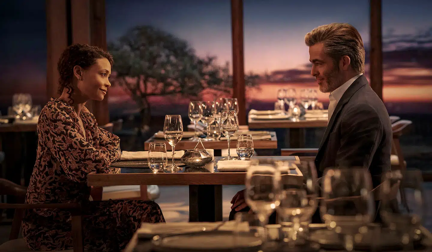 Det største opgør finder ikke sted på gaden eller med trukne pistoler, men der kan virkelig også ske meget over et spisebord mellem to tidligere elskere. Her Celia Harrison (Thandiwe Newton) og Chris Pine (Henry Pelham).