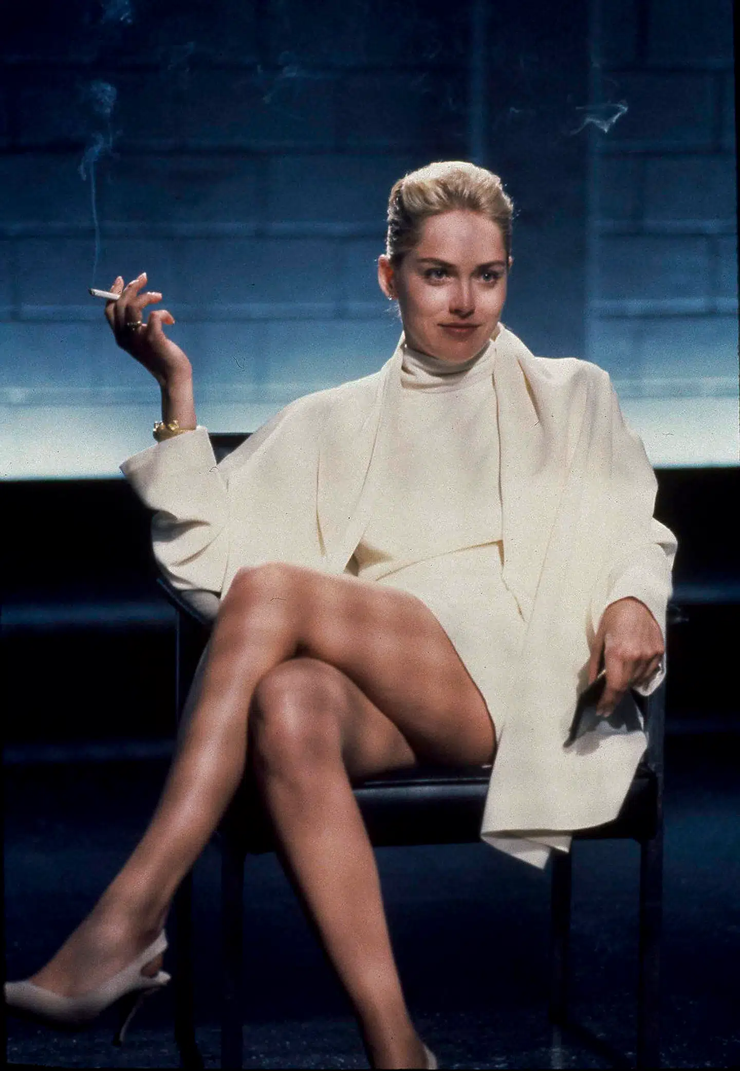 Sharon Stone fik et enormt gennembrud i rollen som den dragende og farlige Catherine Tramell i »Basic Instinct«. Siden kom det frem, at hun ikke vidste, at man kunne se så langt op under hendes kjole i scenen, hvor hun optræder uden trusser. (AP Photo/TriStar Pictures, Ralph Nelson)