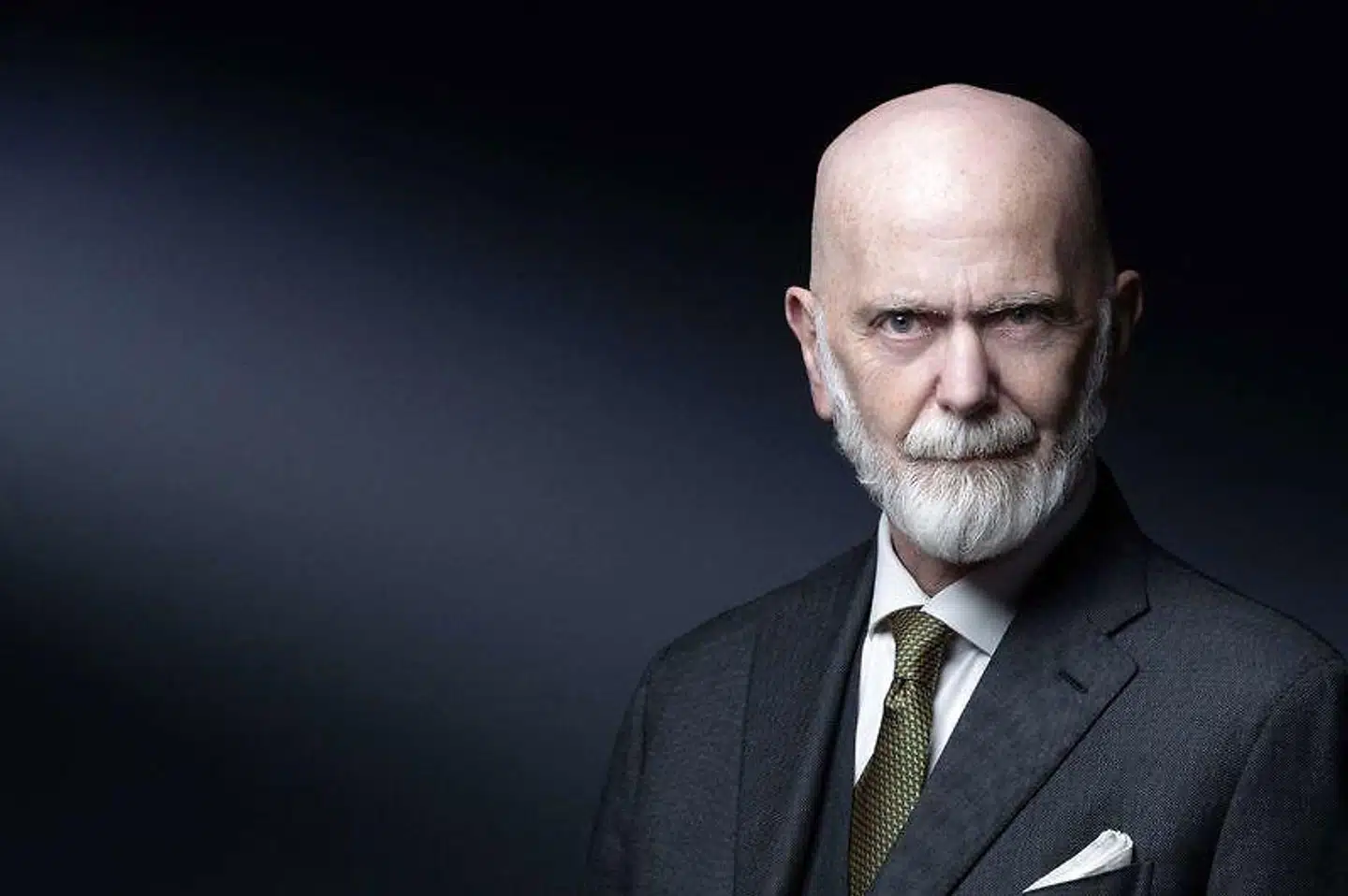 Han er udskældt og forhadt, men nu har Renaud Camus fået et gennembrud i fransk politik. Hans tanker står centralt i debatterne og bæres også frem af en præsidentkandidat. Camus kritiserer i dette interview højrefløjens Putin-fascination og svarer på det store spørgsmål: Siger hans tese om »den store befolkningsudskiftning« noget sandt om indvandring, eller er der reelt tale om en racistisk konspirationsteori?