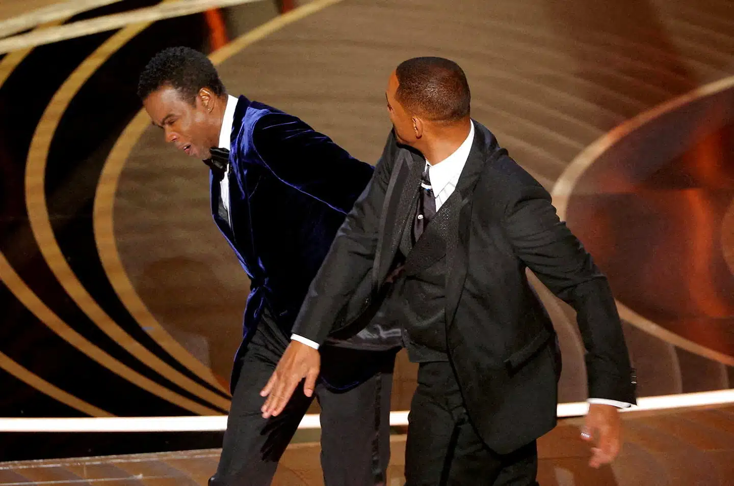 Arkivfoto: Will Smith (t.h.) stak Oscar-værten Chris Rock en lussing, da Rock fortalte en vittighed om Smiths kone, Jada Pinkett Smith, ved Oscarshowet den 27. marts. Det koster Smith ti års udelukkelse.