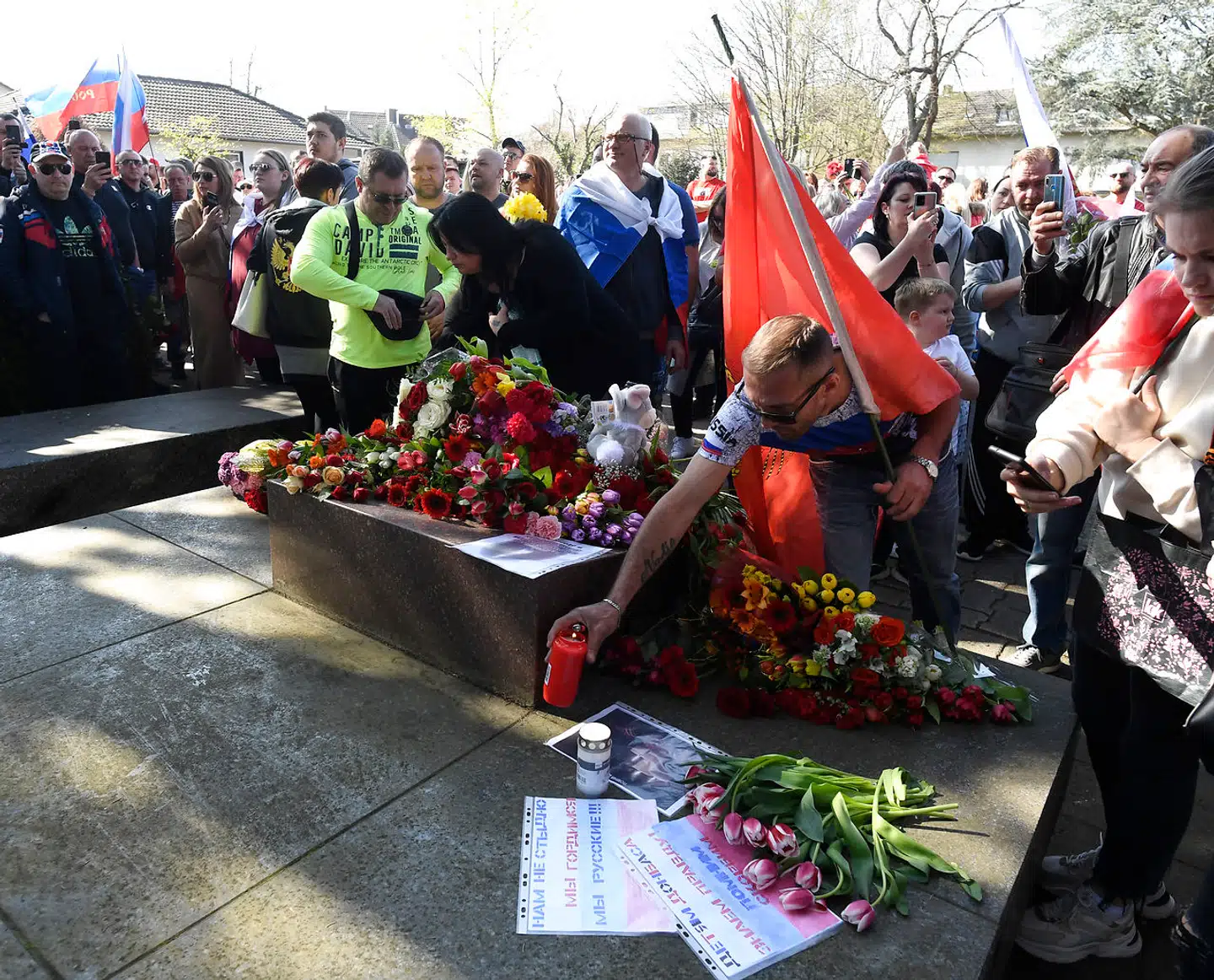 Der er to millioner russere i Tyskland, og nu kører eller marcherer de gennem de store tyske byer til støtte for Putin. Med russiske og sovjetiske flag, slagsange, Putin-trøjer og Z-symboler. De får tyskerne til for alvor at flove sig. Billedet er fra en prorussisk demonstration i Bonn, og i weekenden er en lignende demonstration planlagt i Hannover.