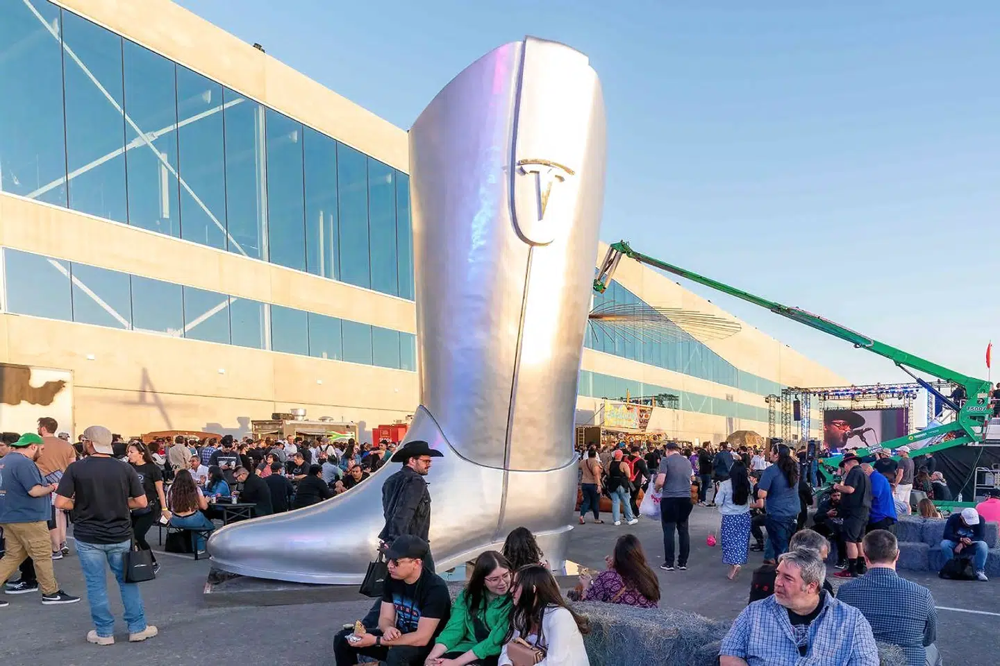 Så kan det ikke blive mere amerikansk: En gigantisk cowboystøvle står placeret uden for Teslas nye gigafabrik i Texas, som åbnede torsdag i overværelse af topchef Elon Musk.