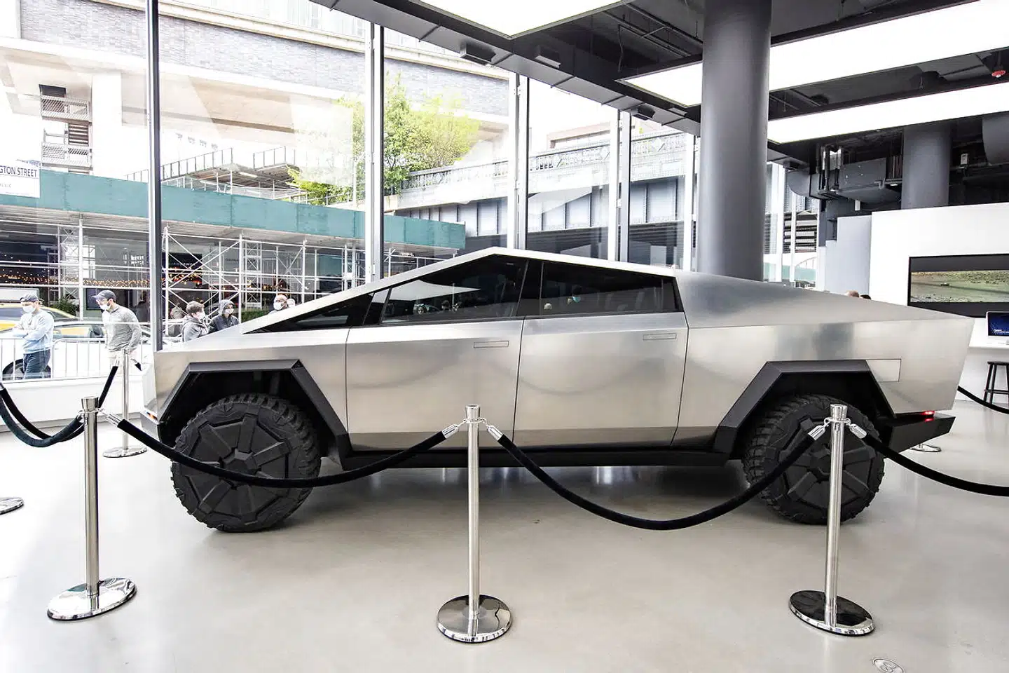 Teslas Cybertruck skal sættes i produktion i 2023, siger topchef Elon Musk. Her vises en model frem på Manhattan i New York i maj 2021.