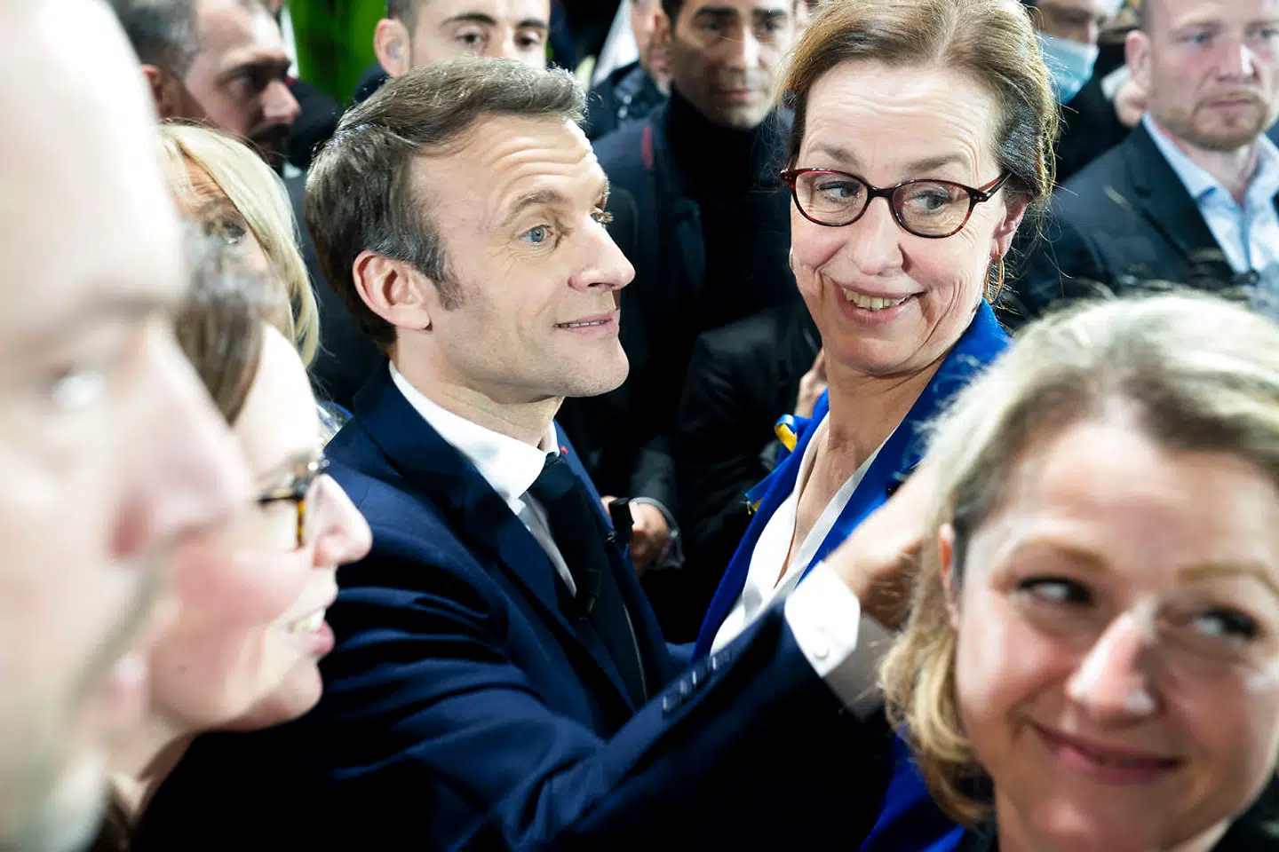 Emmanuel Macron holdt et stor vælgermøde 2. april. Macron er storfavorit til at vinde valget, men Marine Le Pen har halet ind på ham.