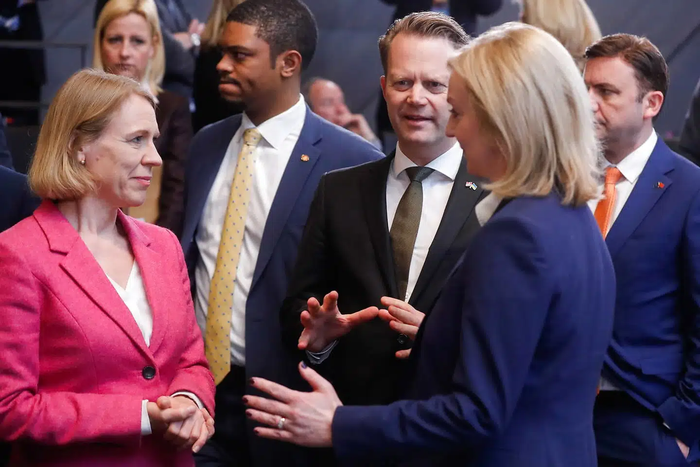 Norges udenrigsminister, Anniken Huitfeldt, udenrigsminister Jeppe Kofod og den britiske udenrigsminister Elizabeth Truss taler sammen inden NATO-mødet i Bruxelles torsdag.
