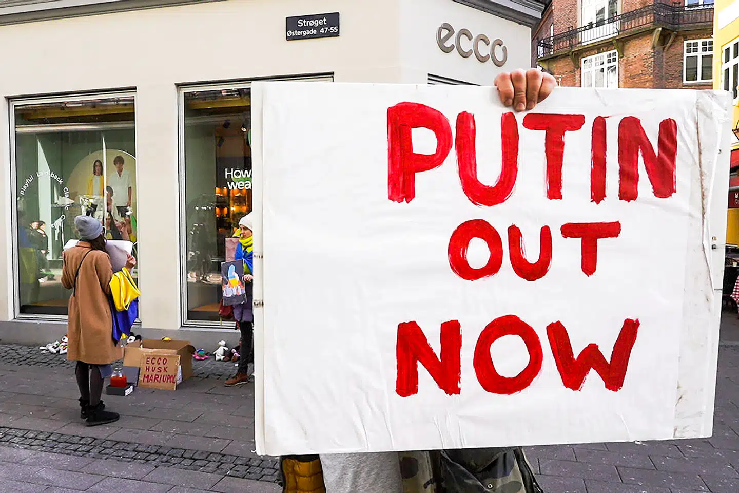 Torsdag i sidste uge demonstrerede 17 personer foran Eccos butik i København imod Eccos fortsatte engagement i Rusland. Nu florerer en opfordring om at boykotte den danske skovirksomhed på det sociale medie Twitter.