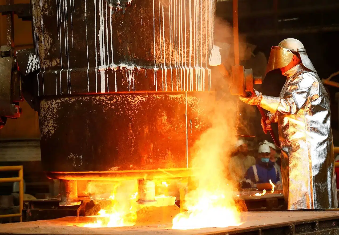 En tysk stålværksarbejder iført en særlig varmebeskyttet dragt arbejder på Friedrich Wilhelms-Huette (FWH) Stahlguss i Mülheim i det tyske Ruhr-distrikt. Hvis Rusland lukker for gassen, risikerer stålværket at måtte lukke ned. Effekten vil brede sig lynhurtigt som ringe i vandet og kan ultimativt ramme danske underleverandører til den tyske industri. Arkivfoto: Thilo Schmülgen/Reuters/Ritzau Scanpix