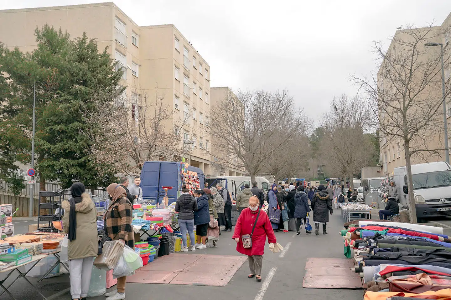 Béziers er en af Frankrigs fattigste byer. 34 procent af byens indbyggere levede i 2020 under fattigdomsgrænsen, mens 23,4 procent var arbejdsløse – ifølge L'Institut national de la statistique et des études économiques.
