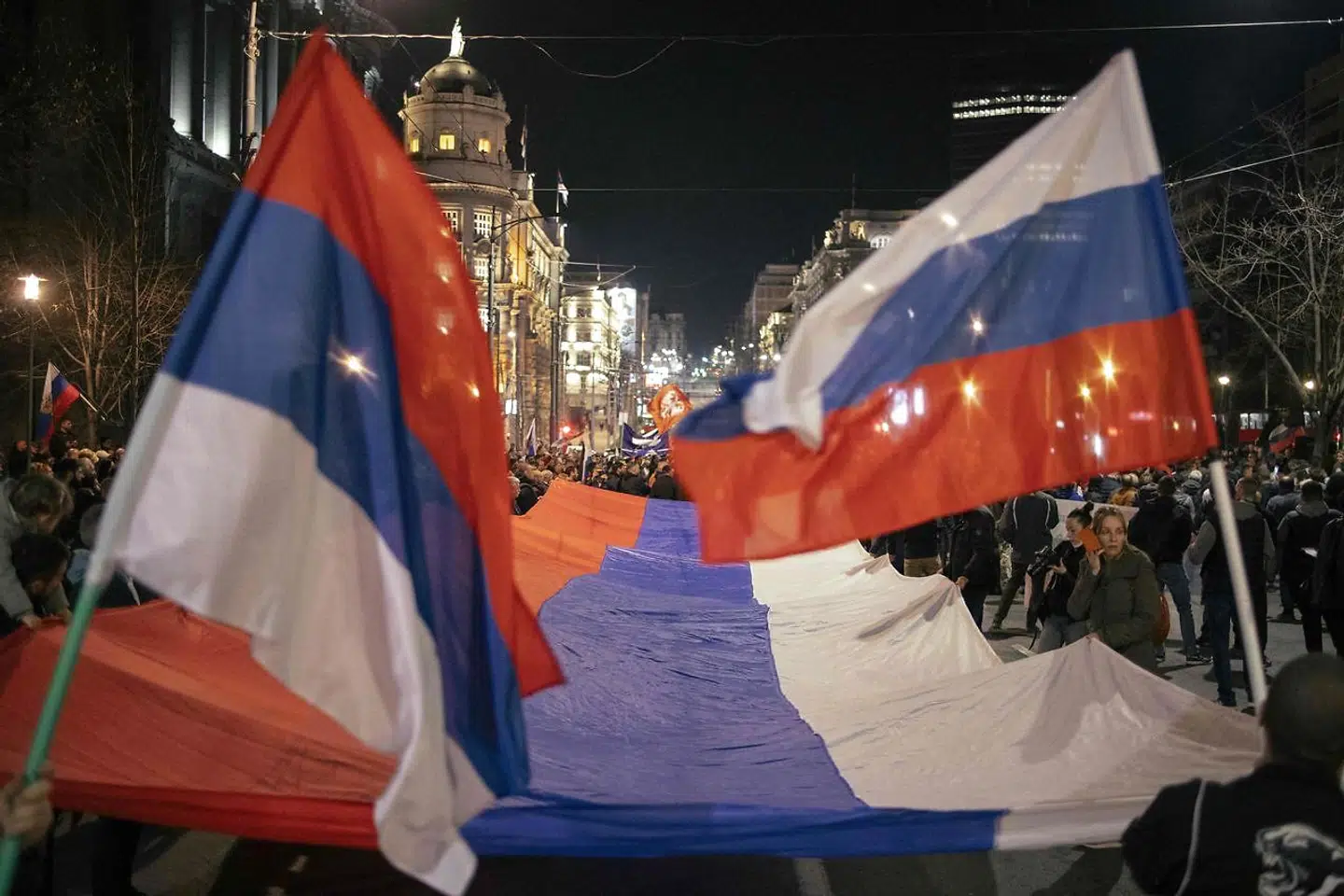 Russiske flag ved en pro-russisk demonstration i Serbien.