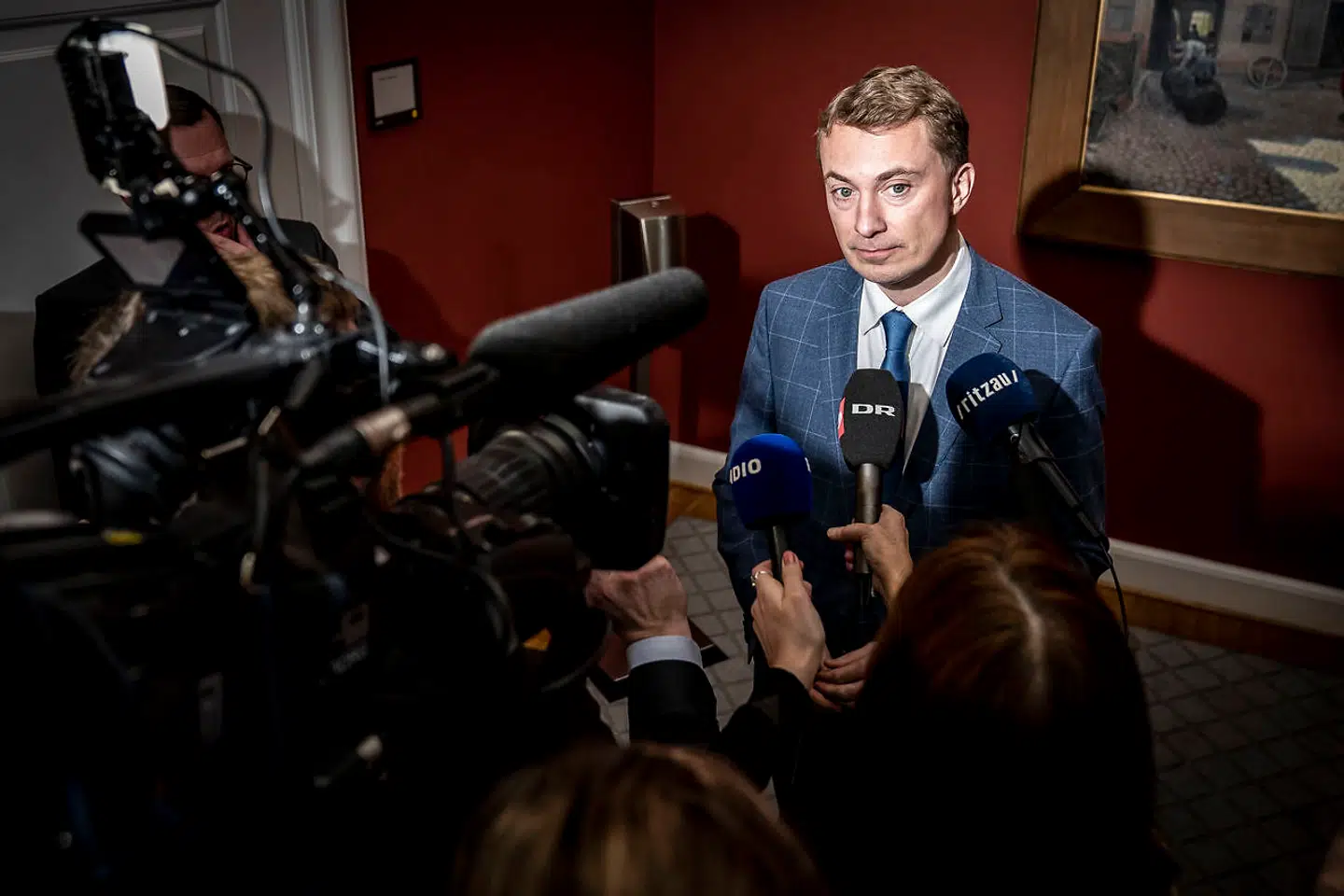 Morten Messerschmidt (DF) efter gruppemøde hos Dansk Folkeparti på Christiansborg, tirsdag den 22. februar 2022. Flere medlemmer har meddelt at de forlader partiet på grund af formand Morten Messerschmidt. (Foto: Mads Claus Rasmussen/Ritzau Scanpix)
