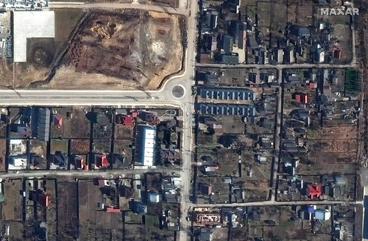 Satellitbilledet fra Maxar Technologies er taget 19. marts, hvor russiske styrker stadig havde kontrollen i Butja. Ifølge Maxar Technologies og flere medier der har gennemgået materialet, kan der ses flere lig på billedet.
