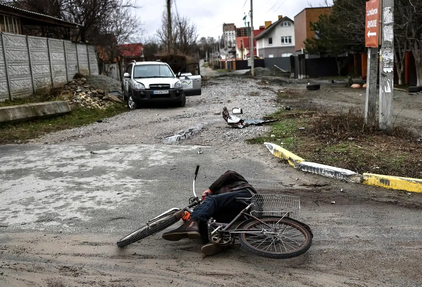 Et af de gruopvækkende billeder fra den sønderbombede forstad til Kyiv.