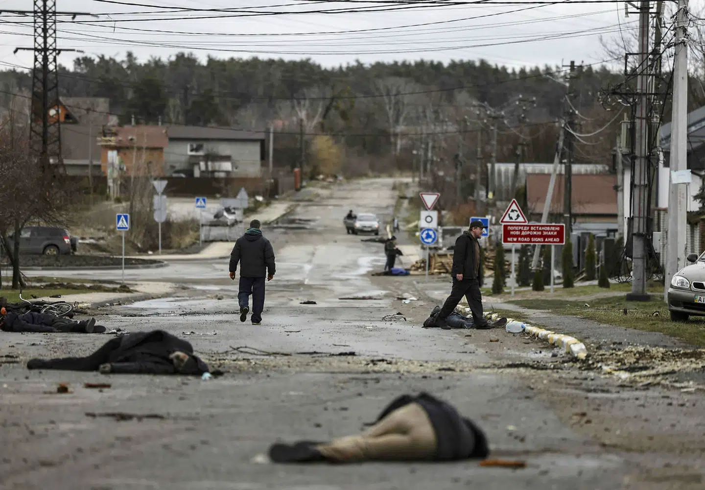 På gaden i Butja ligger de civile lig spredt rundt omkring. Nogle med hænderne bundet på ryggen. Rusland afviser, at billederne er sande.