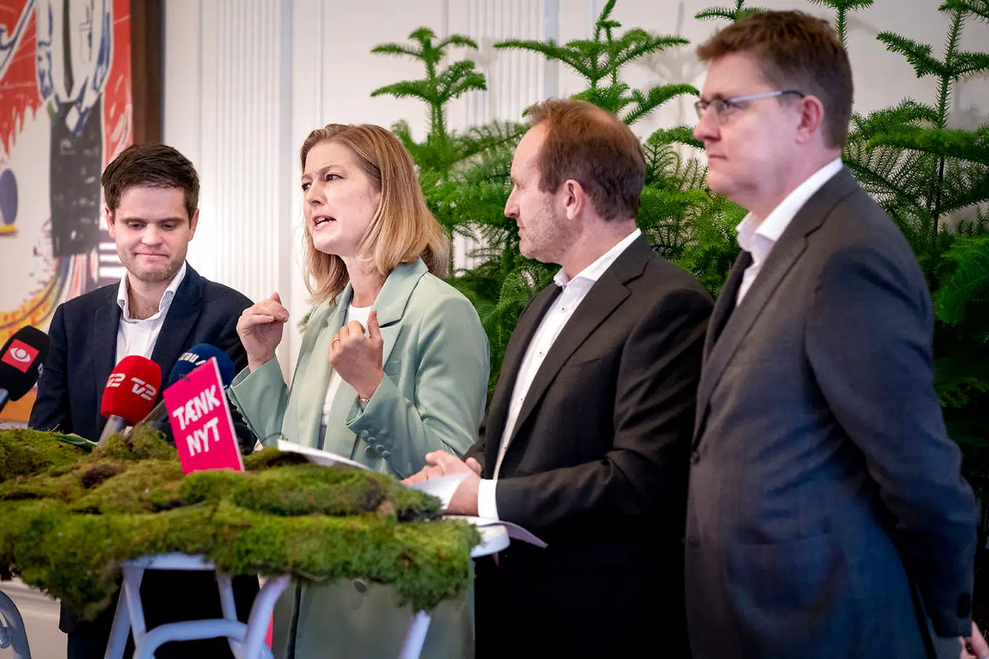 Politisk ordfører Andreas Steenberg (til venstre i billedet) understreger, at det langtfra er Radikale Venstres drømmescenarie at hæve skatterne.