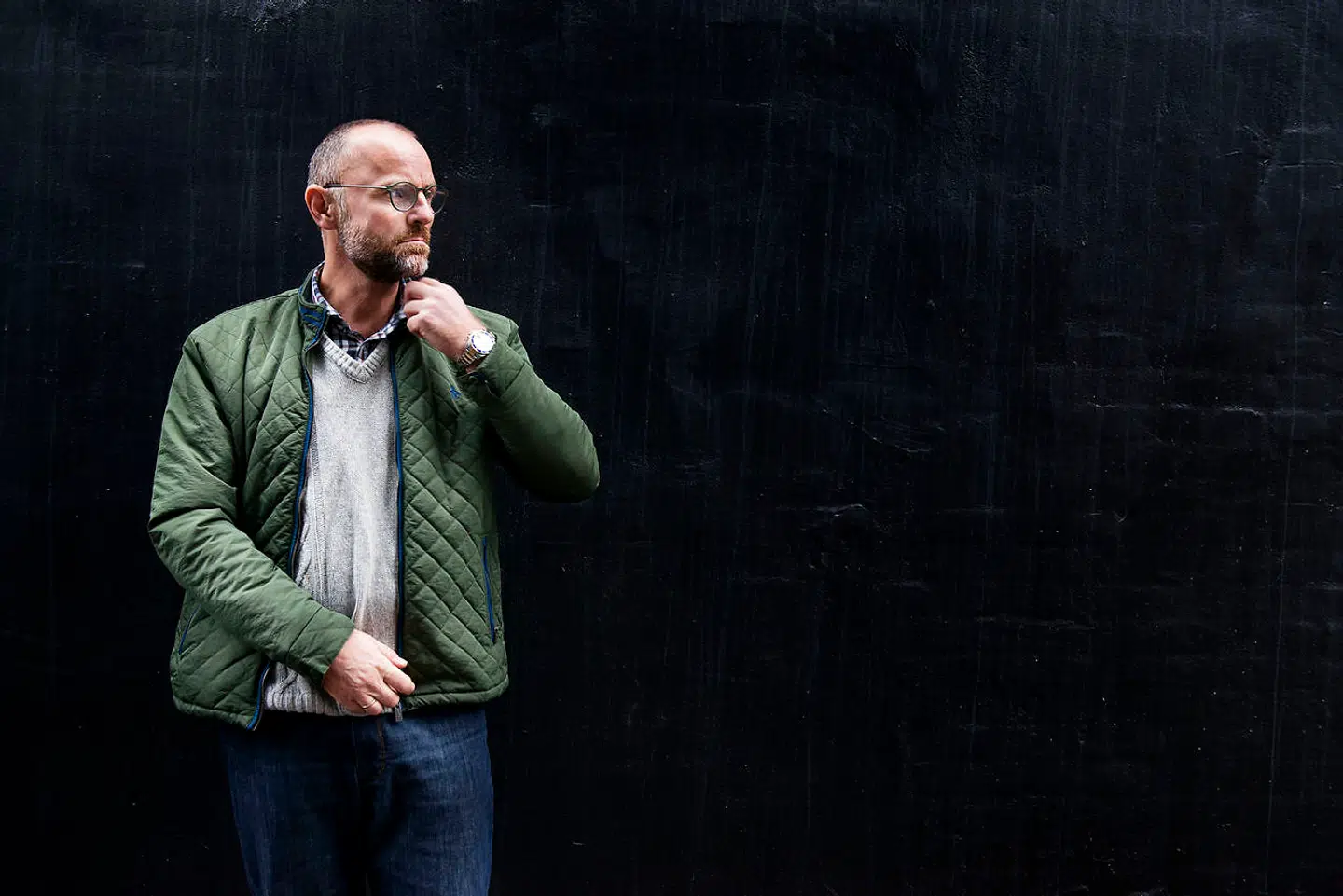 Da Politiken tidligere i år bragte en særdeles kritisk historie om Henrik Qvortrups tid som chef på Ekstra Bladet, gik han i rette med store dele af kritikken: »Jeg deler ikke oplevelsen af, at journalisterne på Ekstra Bladet føler, at de arbejder et dårligt sted, at der er en dårlig stemning, at der er en dårlig ledelse, at vi laver en dårlig avis, eller at vi har en forkert strategi,« sagde Qvortrup.