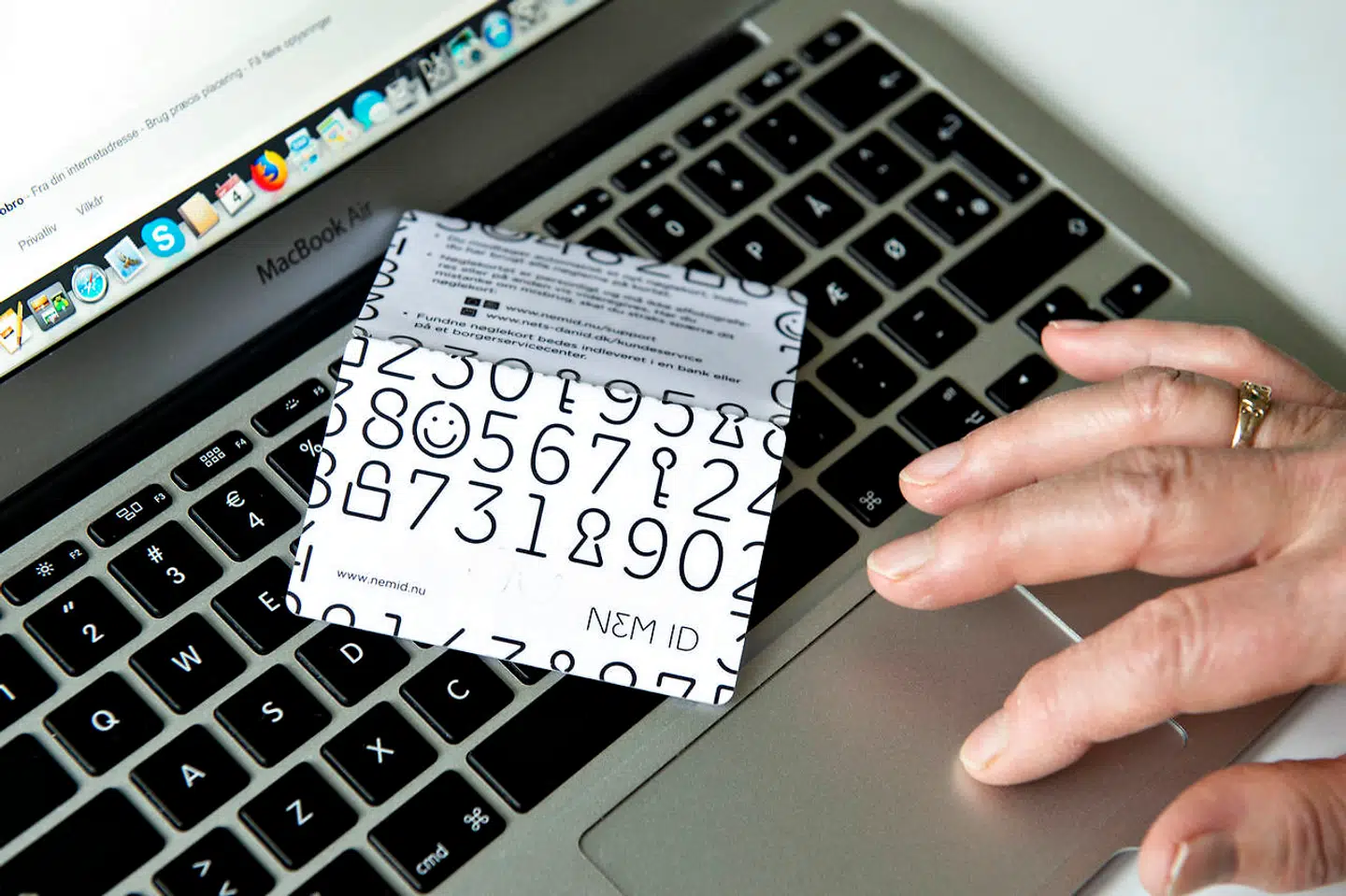 »De er meget manipulerende. I virkeligheden er de jo kolde og kyniske. De har kun et mål, og det er at få de ældre til at overføre penge eller franarre dem deres kreditkort,« siger vicepolitiinspektør Peter Høholt fra Københavns Politi til B.T.