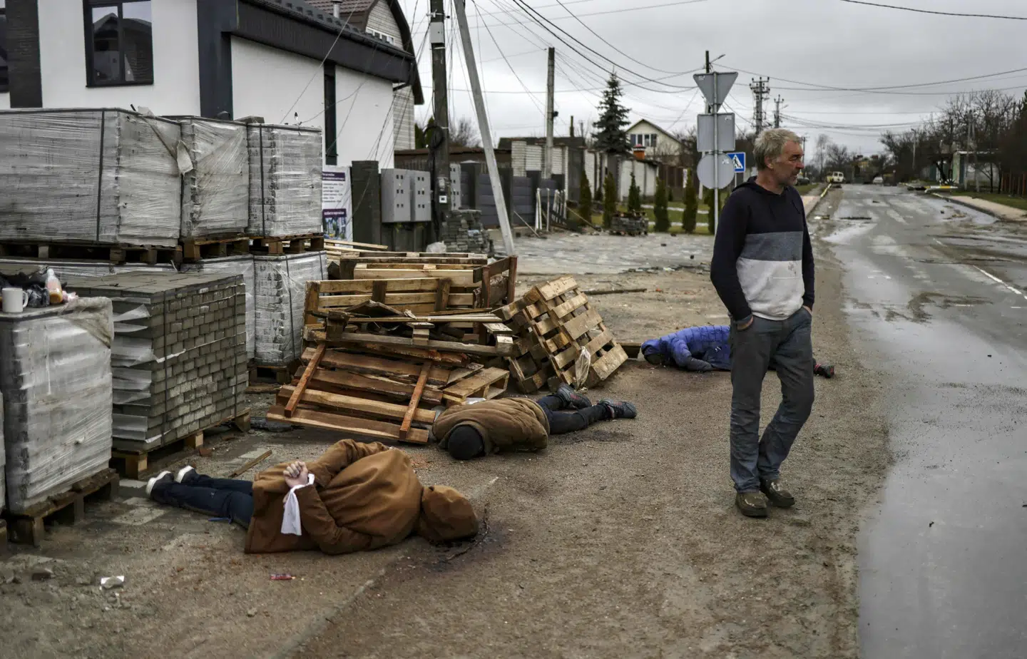 Mindst 20 lig blev fundet på en af vejene i byen Butja, har journalister fra AFP som nogle af de første rapporteret om. Nogle af de døde var blevet bundet på ryggen.