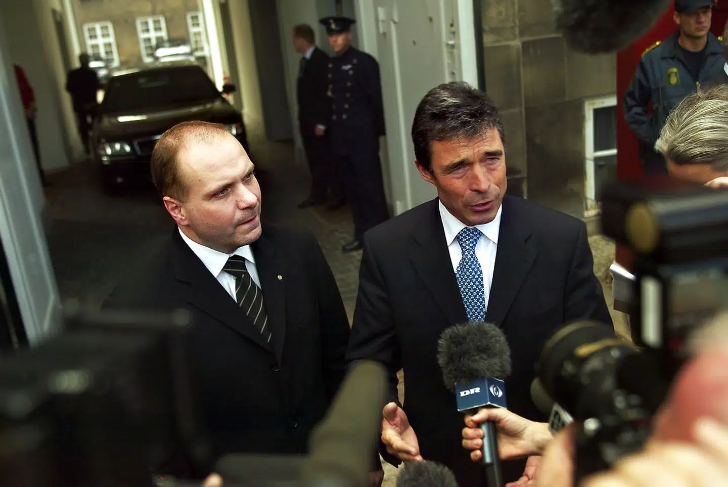 Tidligere forsvarsminister Søren Gade (V) fortæller under et radioprogram om den samtale, han havde med daværende statsminister Anders Fogh Rasmussen (V) i 2004 om at blive landets nye forsvarsminister. Her er de to fotograferet kort efter tiltrædelsesaudiensen hos Dronningen på Amalienborg.