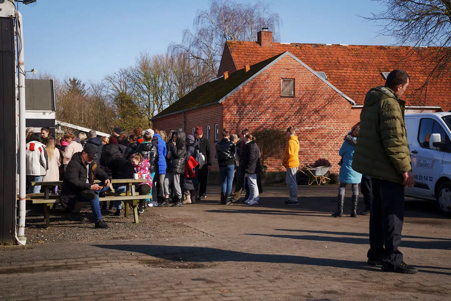 I et i forvejen presset arbejdsmarked vil det skabe behov for mere arbejdskraft, at der kommer mange tusinde ukrainske flygtninge til landet. Flygtninge skal have noget undervisning og deres børn skal have undervisning og et sted at bo. Det kan ikke undgå at stimulere økonomien, når det offentlige bruger flere milliarder. Det fremhæver cheføkonom i Danske Bank.
