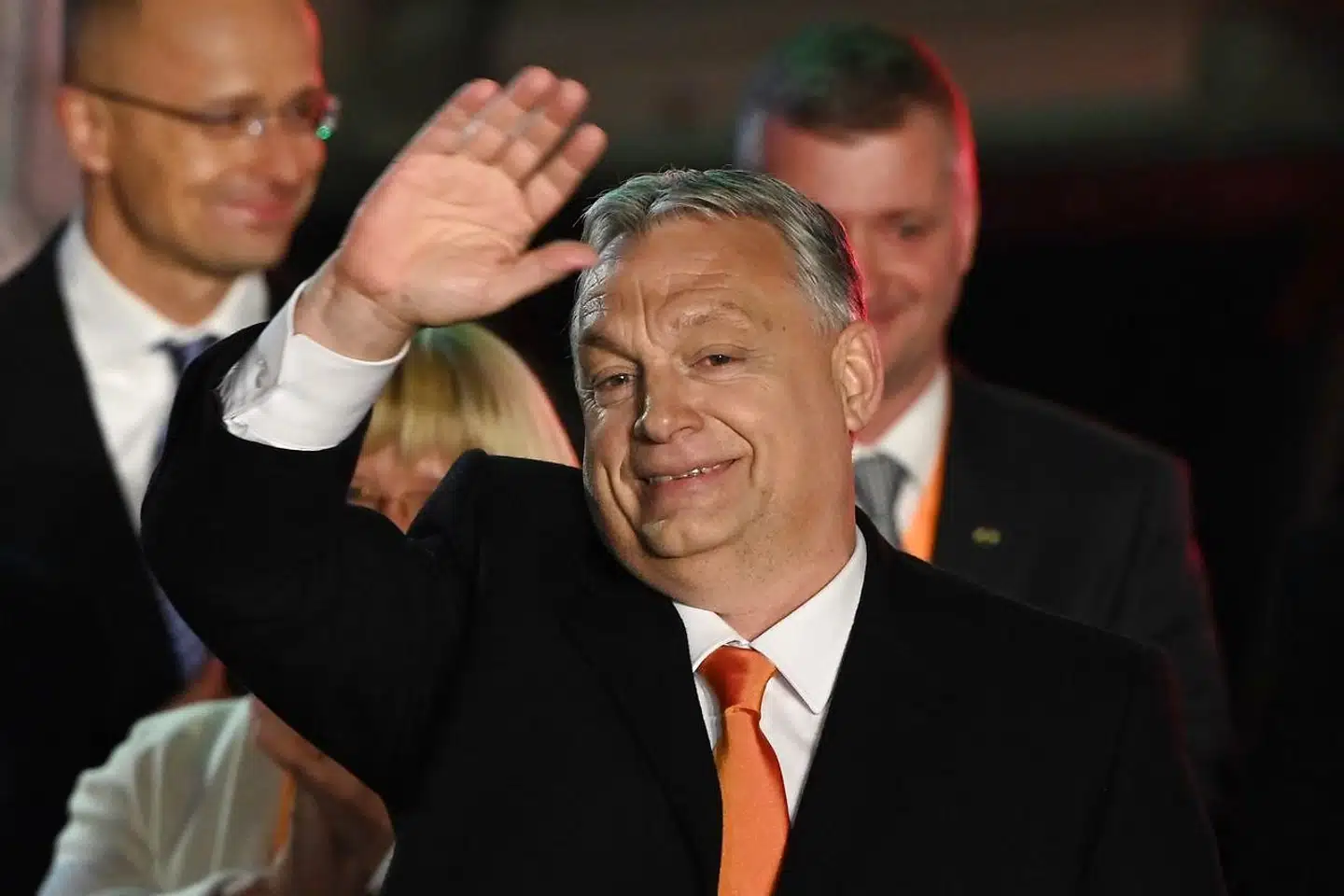 Viktor Orban hilser på vælgerne efter sin sejr.