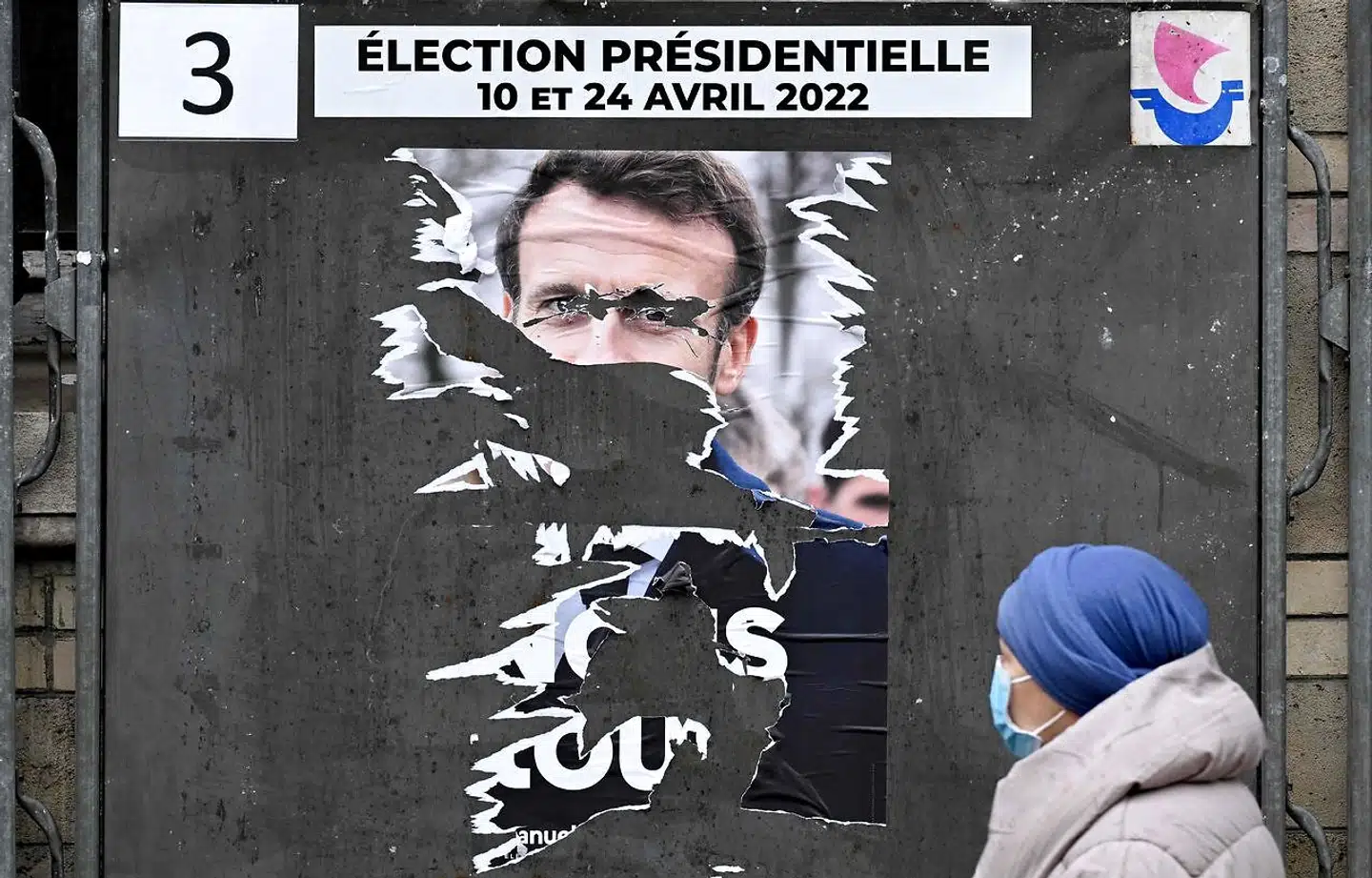 Det franske præsidentvalg er normalt en af de helt store begivenheder i den vestlige verdens politiske kalender. Men 2022-udgaven er lige så flosset som denne valgplakat af Emmanuel Macron.