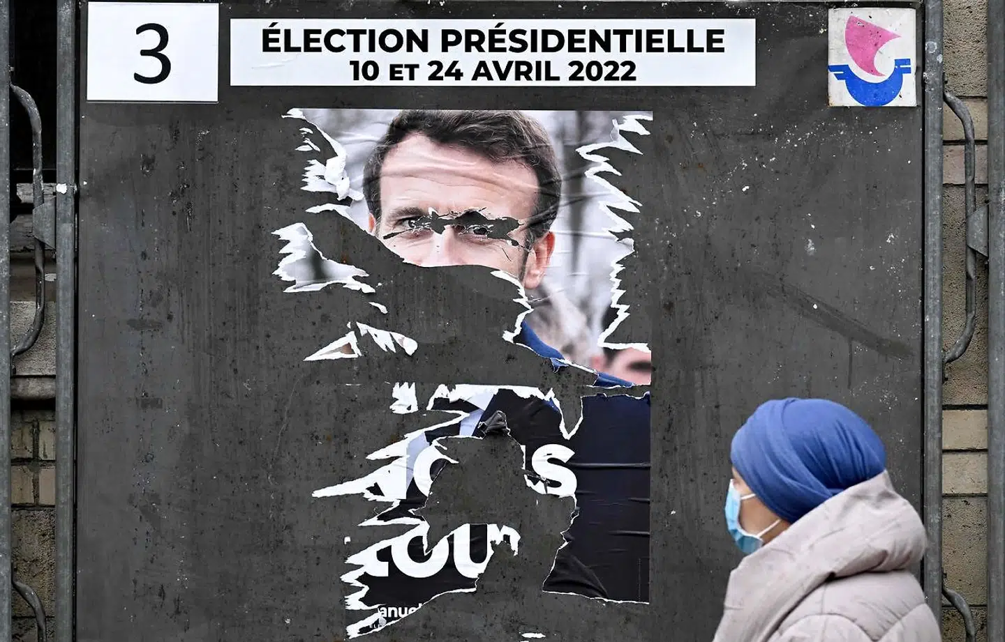 Det franske præsidentvalg er normalt en af de helt store begivenheder i den vestlige verdens politiske kalender. Men 2022-udgaven er lige så flosset som denne valgplakat af Emmanuel Macron.