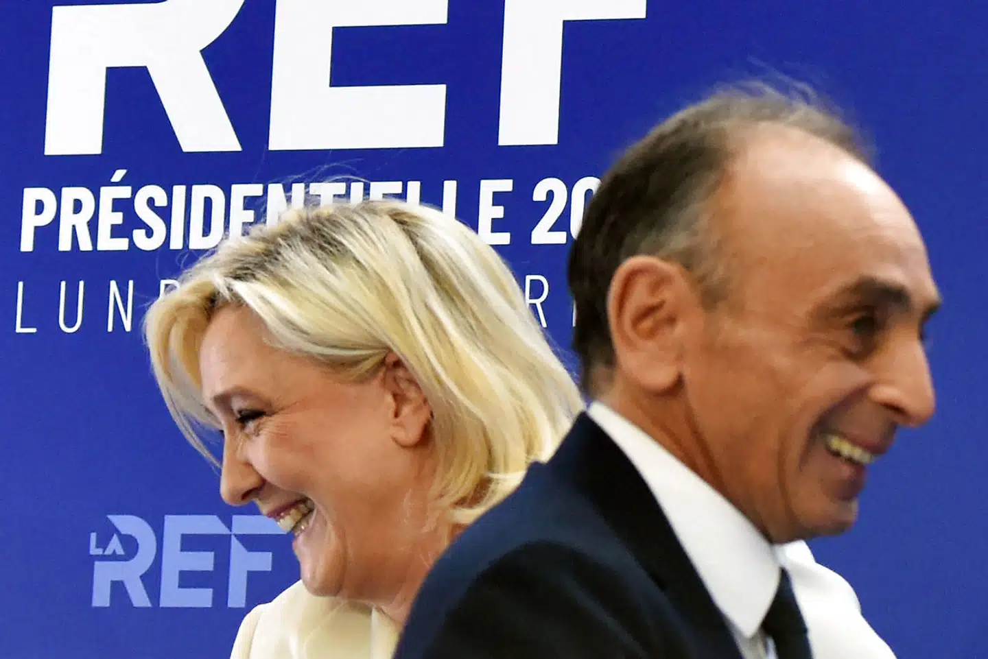 Både Marine Le Pen og Éric Zemmour, der her passerer hinanden uden at hilse under en debat i februar, er blevet fanget på det forkerte ben af krigen i Ukraine. Men hun har klaret det bedre end ham.