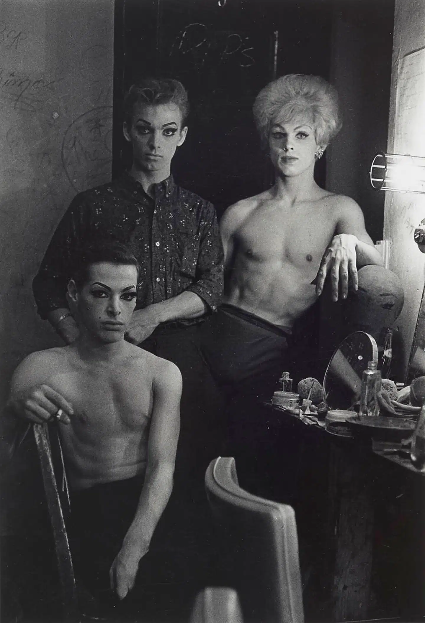 Samme år, som Diane Arbus gik solo, begyndte hun at fotografere drags-artister på klubber i New York City. Hendes adgang til garderoberne gav hende adgang til intime skildringer af de optrædendes forvandlinger. Arbus’ fotografier lader ofte motivernes ydre fremtræden afspejle den personlige identitet som en konstruktion – i dette tilfælde kønnet.