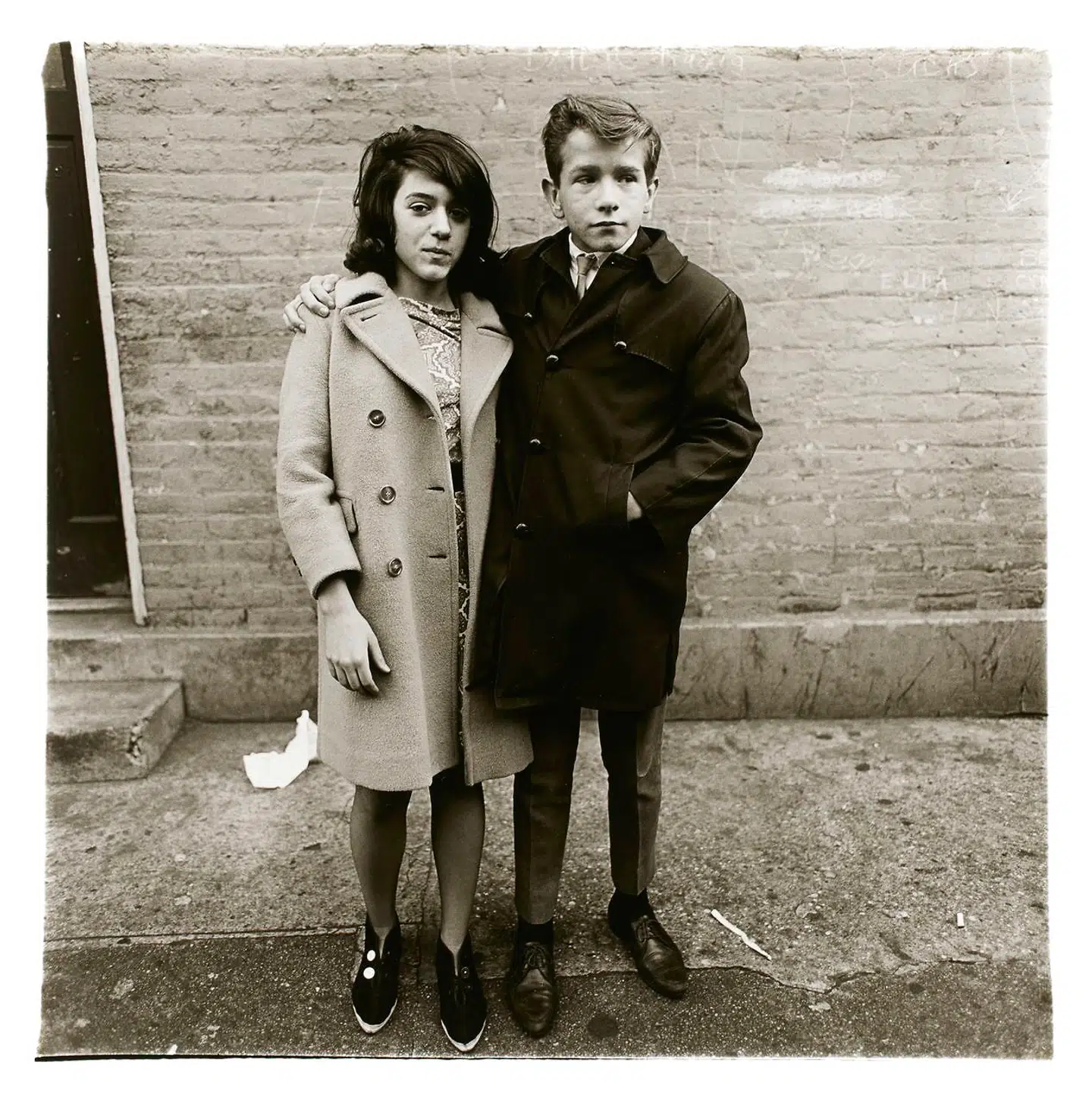 De to teenagere er klædt ud som voksne, og ekkoer det, som teenager gør: higer efter at blive voksne. Diane Arbus har fanget dem på et sårbart tidspunkt i deres liv. Fotoet blev hovedmotivet på MoMa-udstillingen ”New Documents” i 1967.