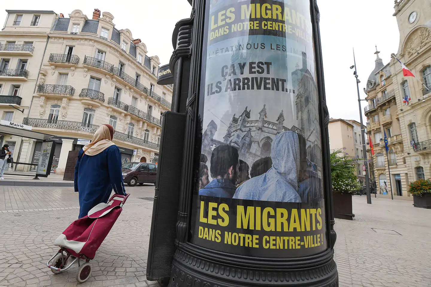 »De er ankommet, migranterne har indtaget midten af vores by,« står der på en af de indvandrerfjendtlige plakater, som Robert Ménard efter den store flygtningekrise i 2015 med jævne mellemrum har hængt op i sydfranske Béziers.