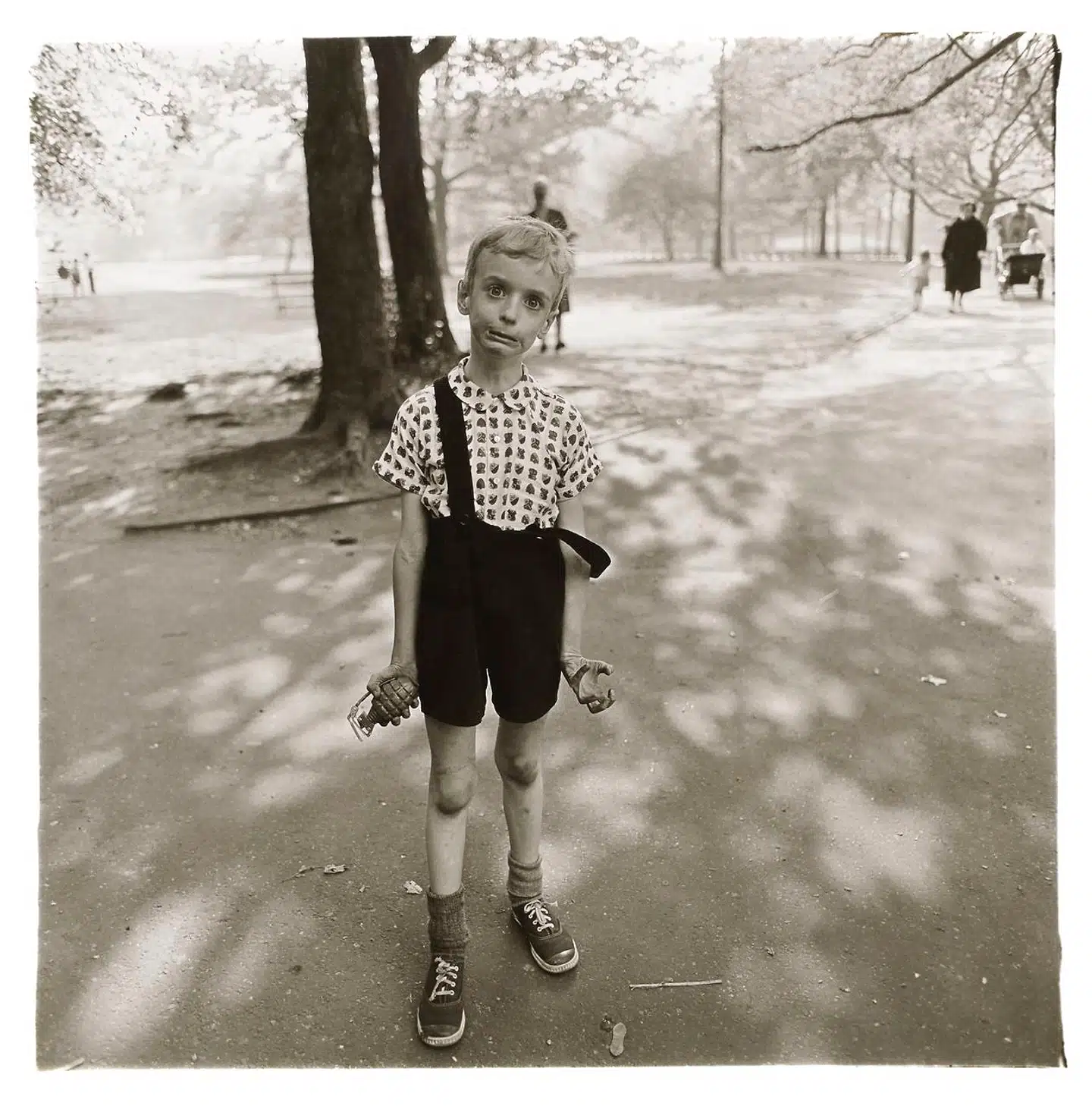 Det er drengenes anden hånd, der interesserer mig, den han krammer sammen, som en klo – og så hans mund. Billedet er blandt Diane Arbus’ mest betydningsfulde, blev købt af MoMA i 1964 og med på hendes gennembrududstilling »New Documents« samme sted i 1967. Der eksisterer et helt kontaktark af billeder fra den dag i Central Park, hvor drengen på andre af billederne ser både sød og mild ud. Her, hvor den ene sele er faldet ned, sprutter desperationen ud af drengen. Det skud interesserede nok Diane Arbus mest.