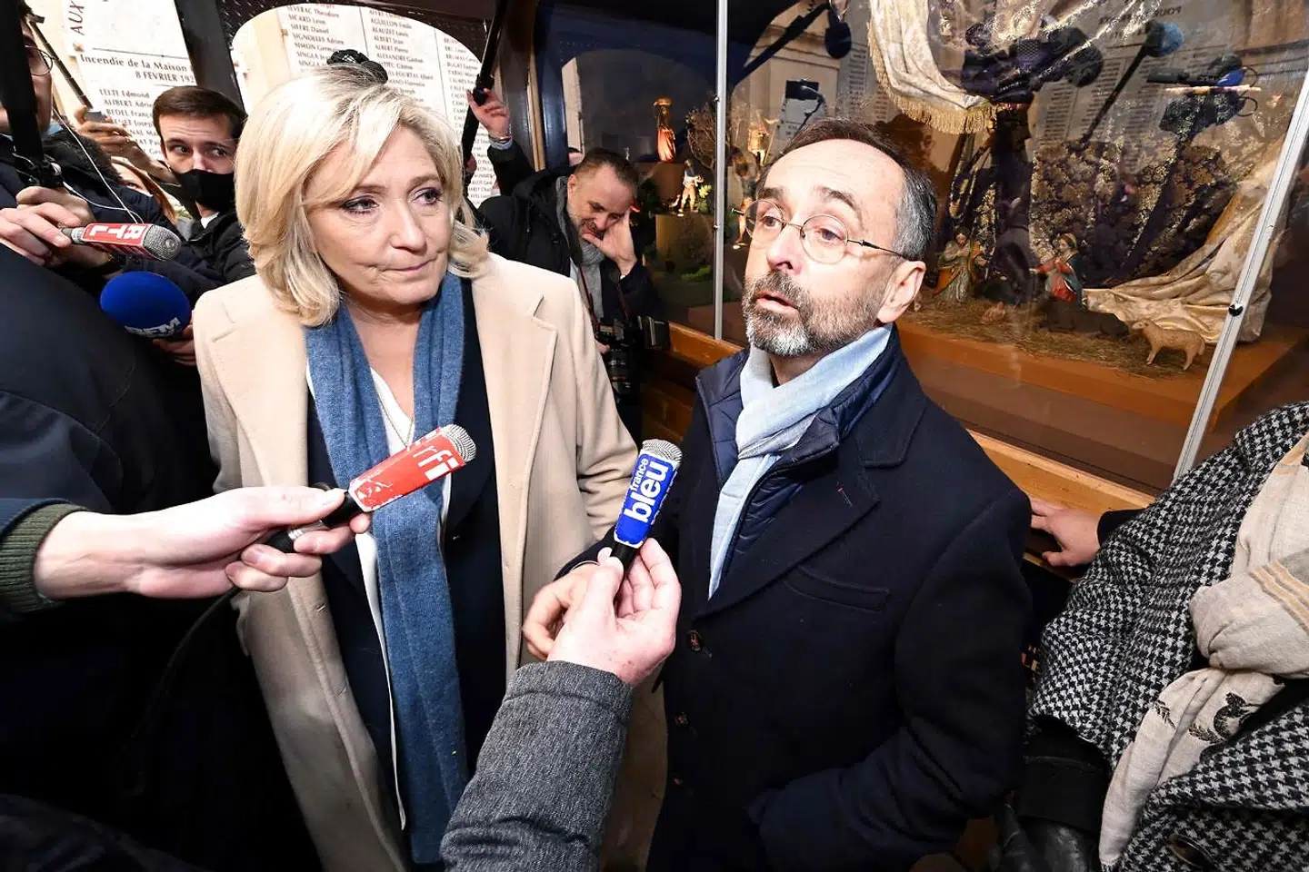 Marine Le Pen og Robert Ménard har nærmet sig hinanden i de seneste måneder. Her er de fotograferet under den højrenationale præsidentkandidats besøg i Béziers først på året.