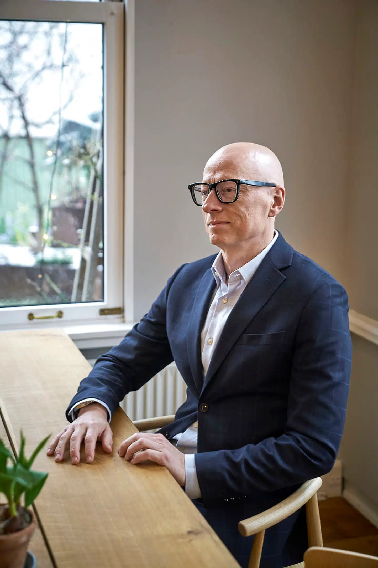 »Nogle opfatter det fåmælte som noget arrogant eller surt, men sådan er det ikke nødvendigvis. Der kan jo også ligge noget selvoptaget i den overdrevne og meget ekspressive empati,« siger Frederik Wiedemann.
