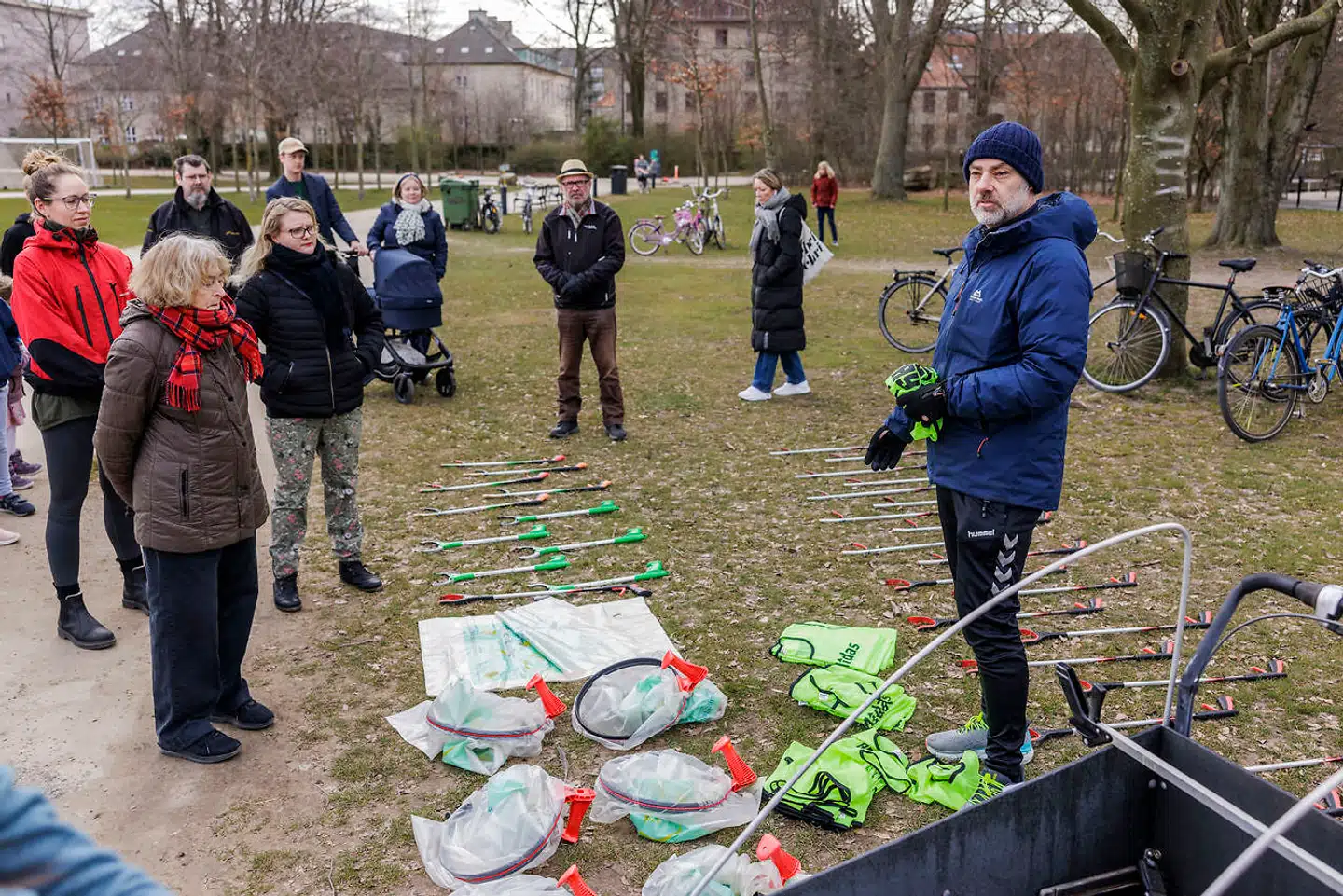 Tre søndage har Leif Rasmussen og et hold af frivillige samlet 484,4 kg skrald i Fælledparken.