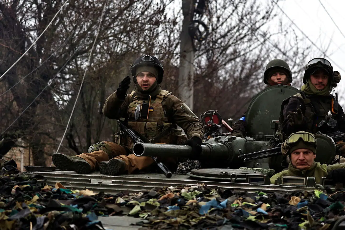 Ukrainske soldater forsøger at befri byen Bucha, efter at det har været under angreb fra russiske styrker i ugevis.