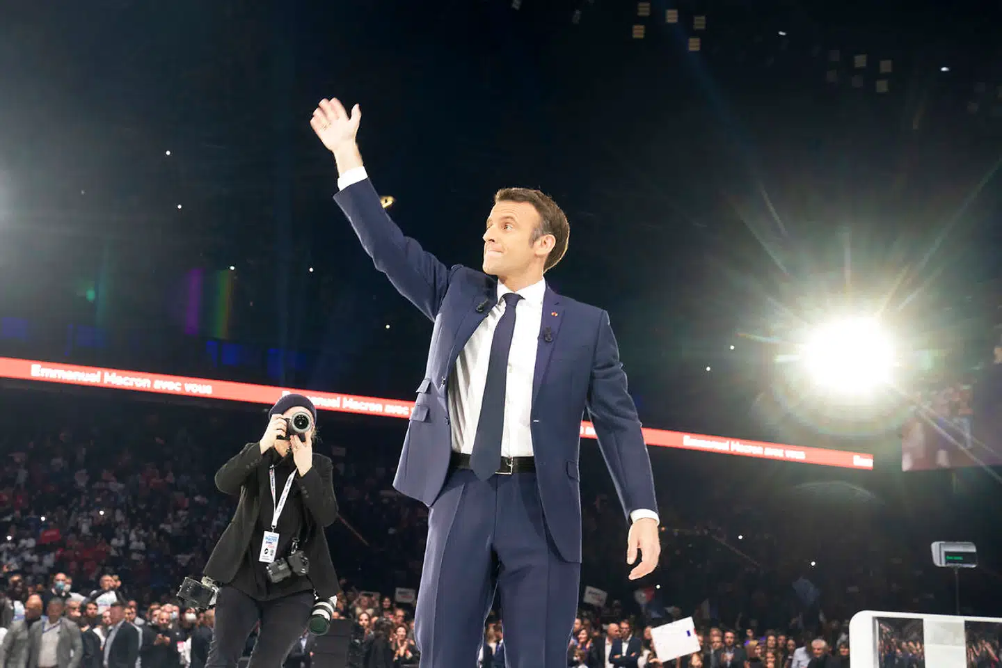 Superstjerne eller politiker? Spørgsmålet fyldte de franske medier oven på Emmanuel Macrons første og eneste valgmøde, som blev holdt lørdag aften uden for Paris.