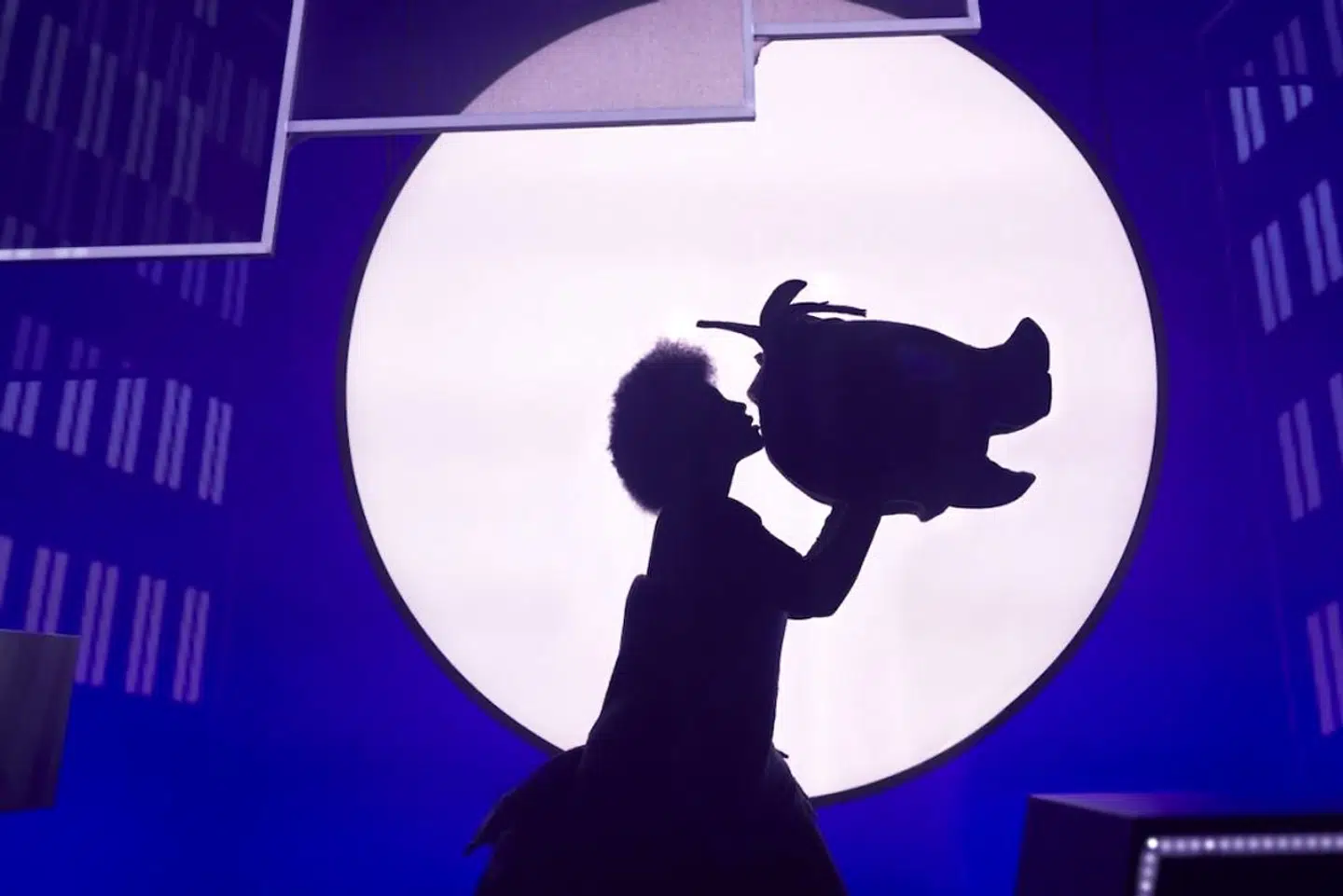 Dyrene i »Jungledyret Hugo« vises delvist med store dyrehoveder, bortset fra hovedpersonen selv, der også bare er sin egen dukke.