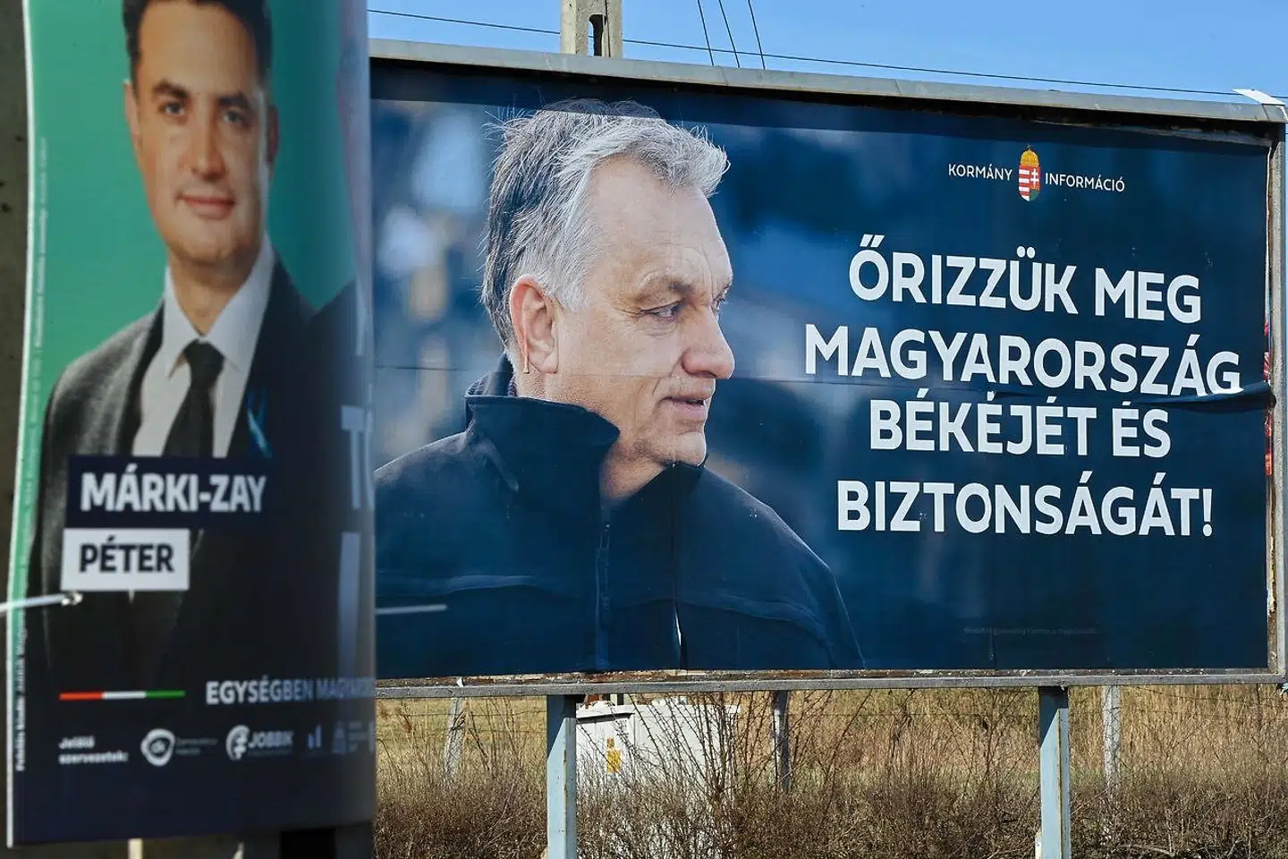 Den store valgplakat til højre med viktor Orbán taler om at »bevare Ungarns fred og sikkerhed«. Plakaten til venstre viser Orbáns modstander ved valget, Peter Marki-Zay.