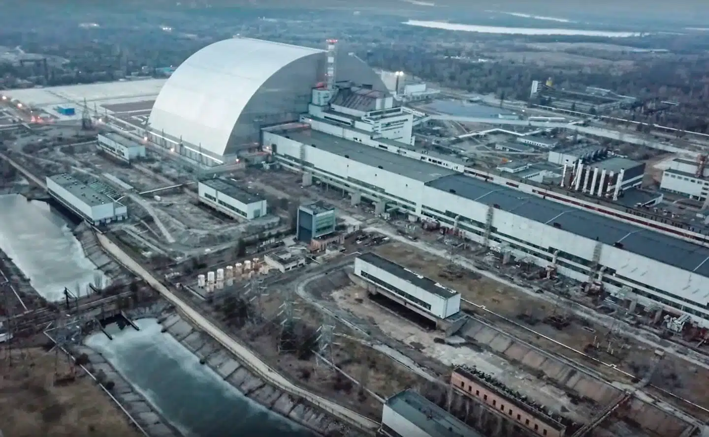 Russiske tropper har nu angiveligt forladt Tjernobylområdet, der rummer en tyk sarkofag af stål over det lukkede atomkraftværks radioaktive reaktor 4, der eksploderede og nedsmeltede i april 1986.