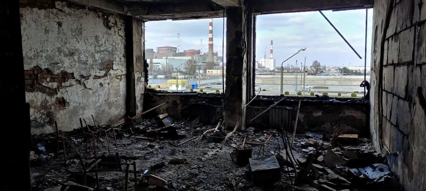 På Europas og Ukraines største atomkraftværk gik et træningscenter op i flammer under beskydninger først i marts mellem ukrainske og russiske soldater. Zaporizjzja-værket er nu russisk kontrolleret.