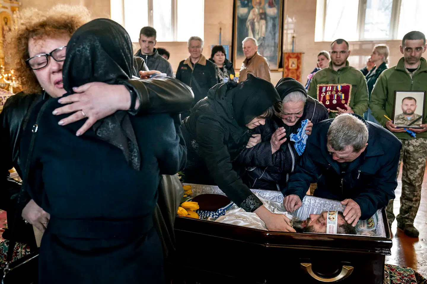 Begravelse af offer for det store angreb russiske angreb i Mykolayiv, der indtil videre har kostet 28 mennesker livet. Berlingskes fotograf Asger Ladefoged og sikkerhedskorrespondent Simon Kruse er taget til Mykolajiv.