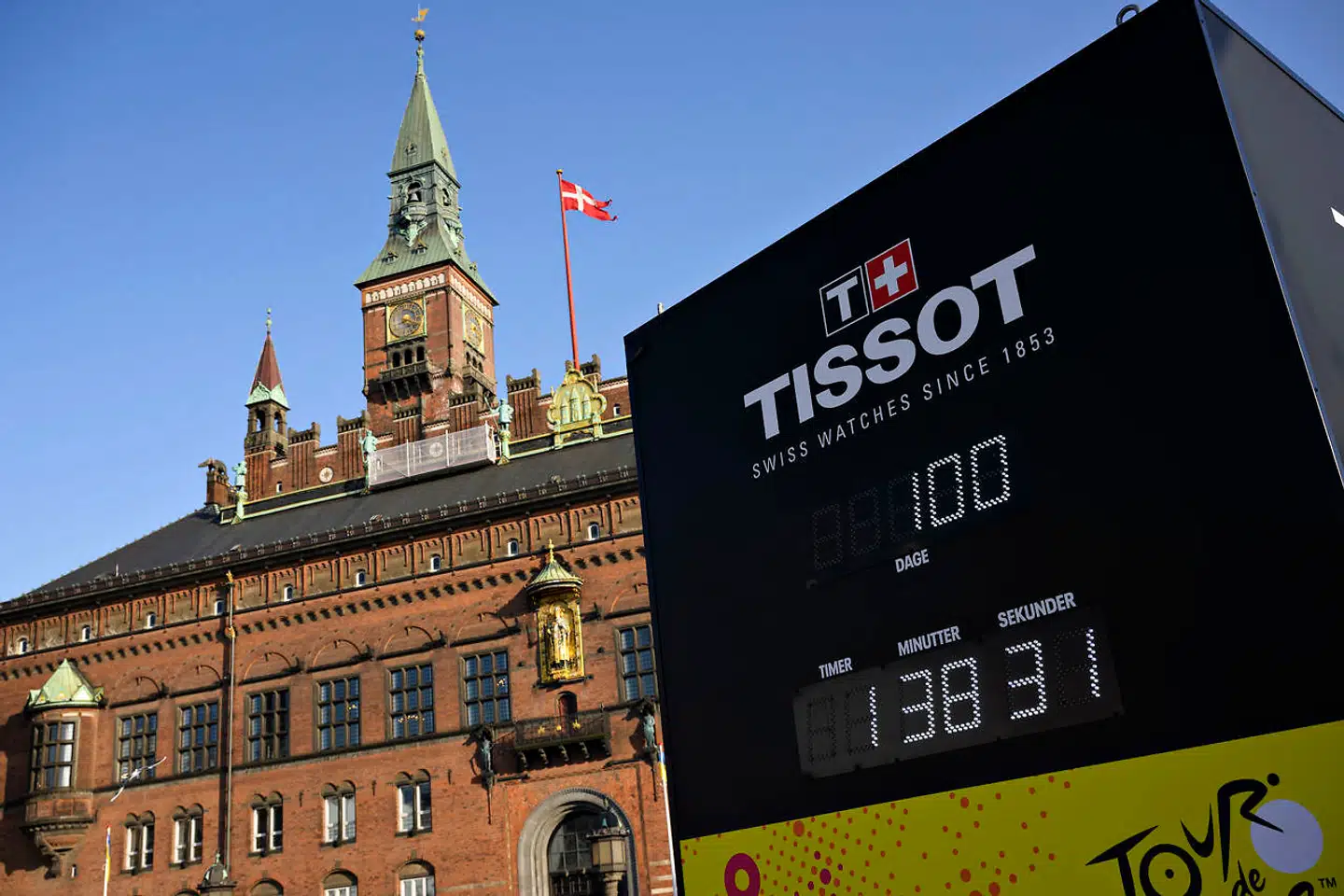 Efter det officielle Tissot-nedtællingsur er blevet tændt og Grand Depart Trofæet er ankommet til Rådhuspladsen i København, onsdag den 23. marts 2022. Der er præcist 100 dage til, at Tour de France kommer til Danmark.. (Foto: Philip Davali/Ritzau Scanpix)