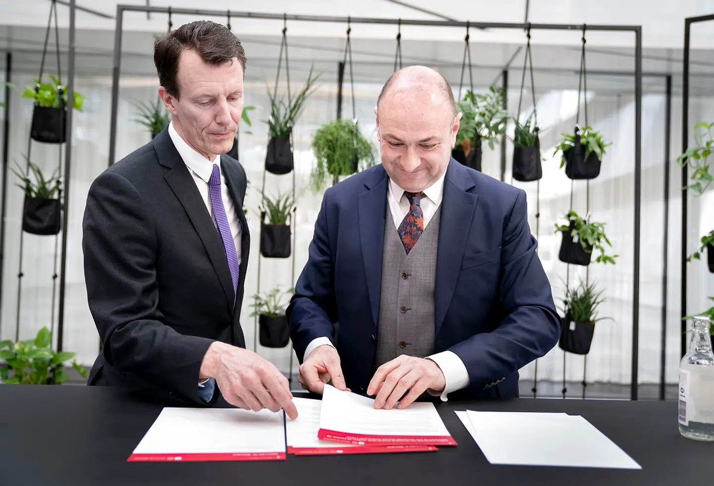 Forsvarsattaché og brigadegeneral prins Joachim underskriver en erklæring om samarbejde mellem den danske ambassade i Paris og DI Forsvar og sikkerhed i Industriens Hus på Rådhuspladsen.