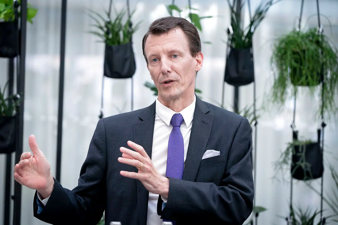 Som forsvarsattaché er prins Joachim bindeled mellem det danske og det franske forsvarsministerium.