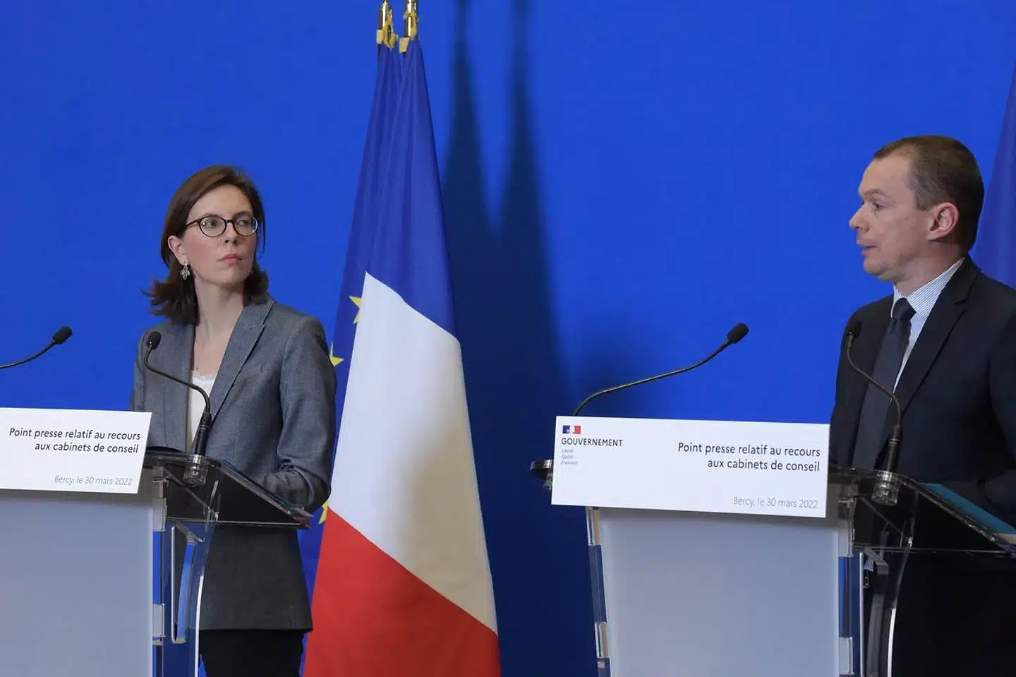 Amélie de Montchalin og Olivier Dussopt, der er ministre for henholdsvis offentlig administration og budget, forsvarede sig onsdag mod anklagerne om regeringens overdrevne brug af eksterne konsulentfirmaer. De mindede om, at udgifterne på den konto svarer til »0,3 procent af statens samlede lønsum«.